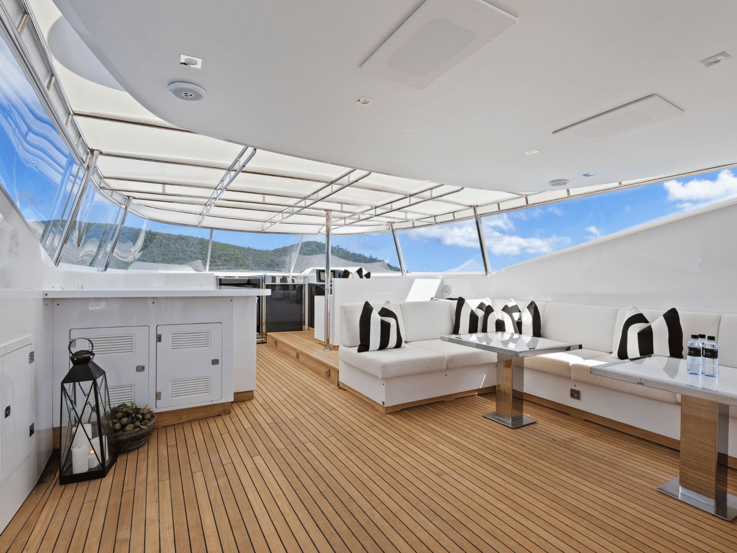Зона отдыха на сандеке/Sundeck lounge area