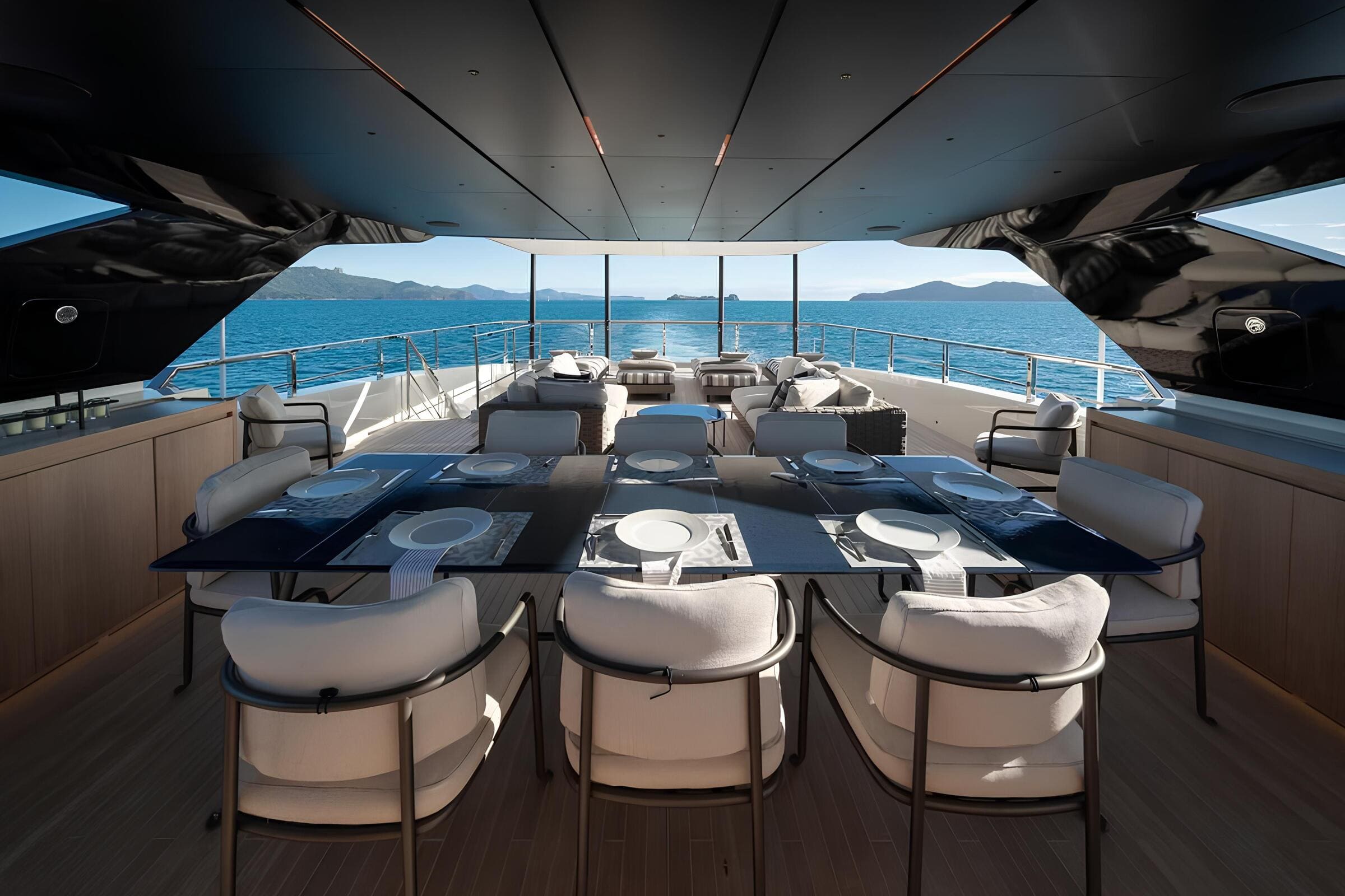 Обеденная зона на сандеке/Sundeck dining area