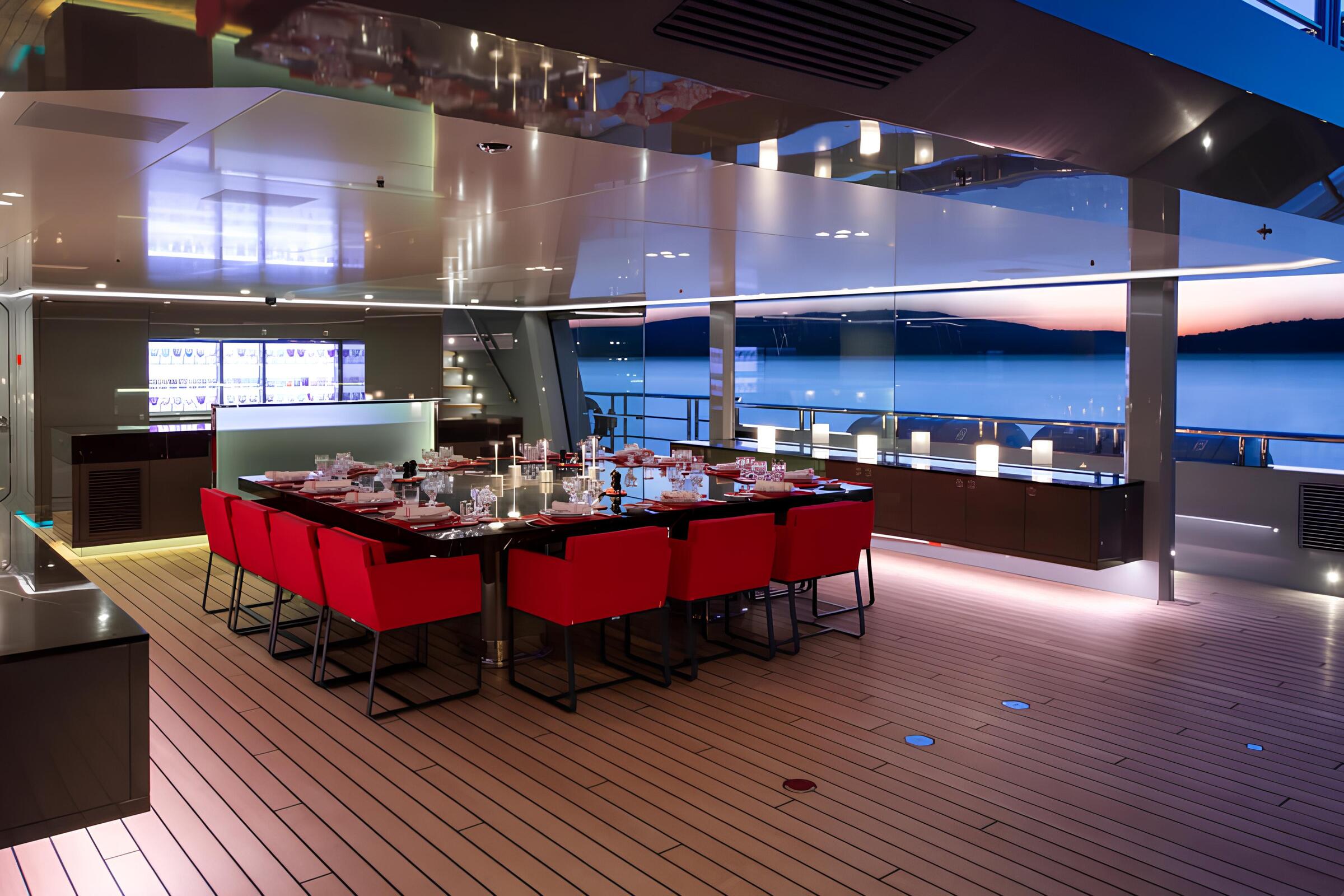Обеденная зона на корме главной палубы/Aft main deck dining area