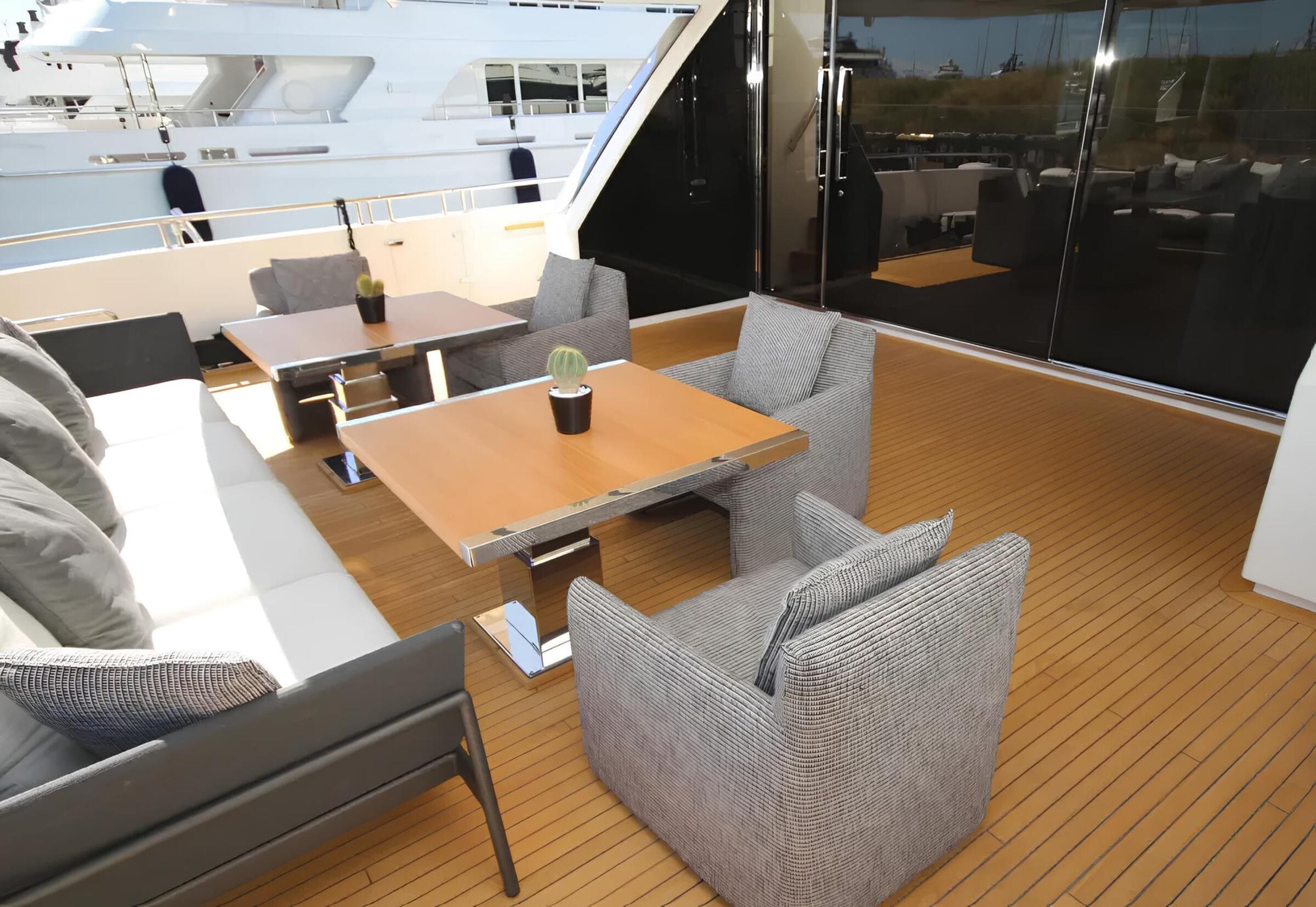 Обеденная зона на корме главной палубы/Aft main deck dining area