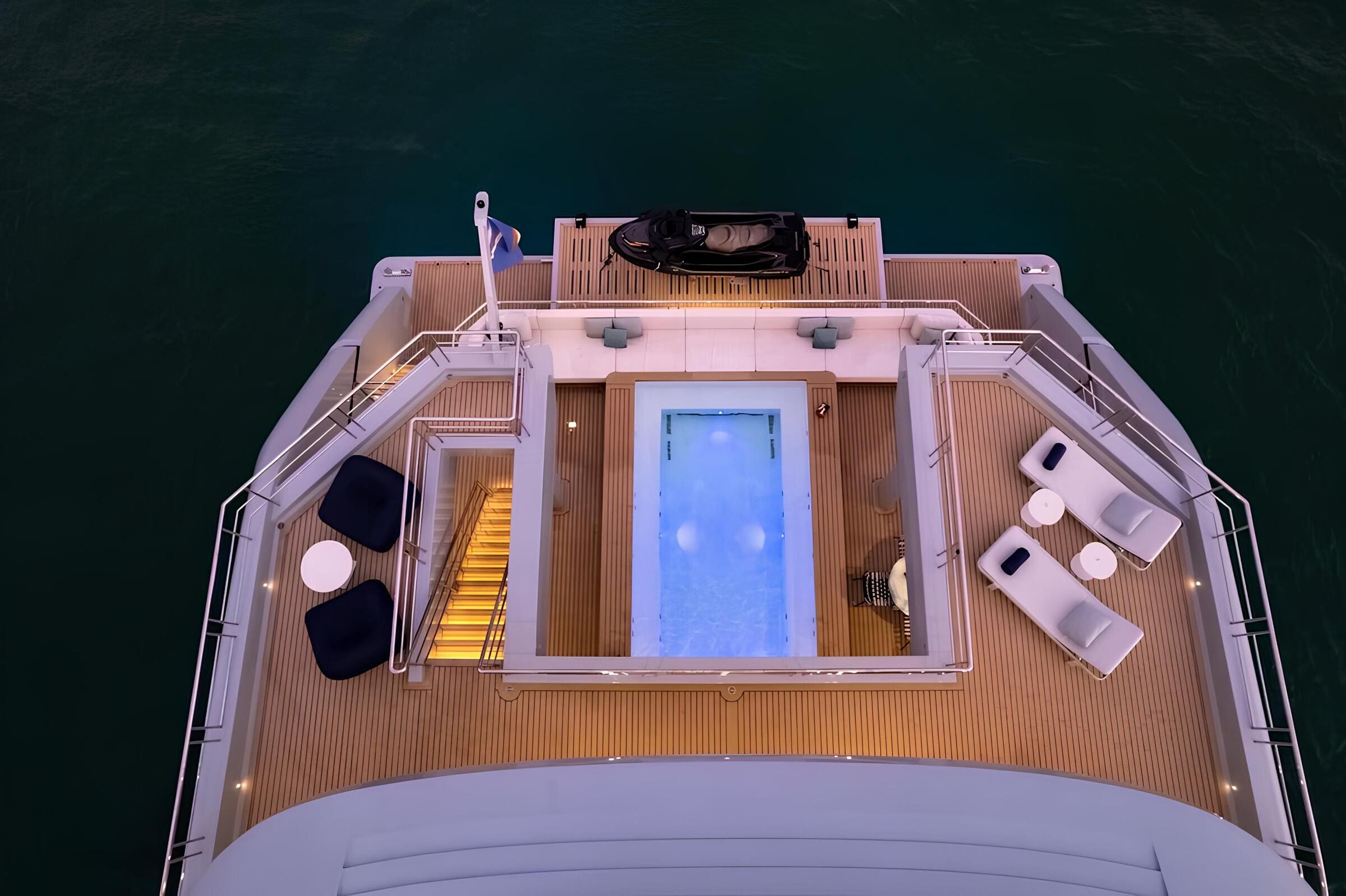 Зона отдыха на корме главной палубы/Aft main deck lounge area