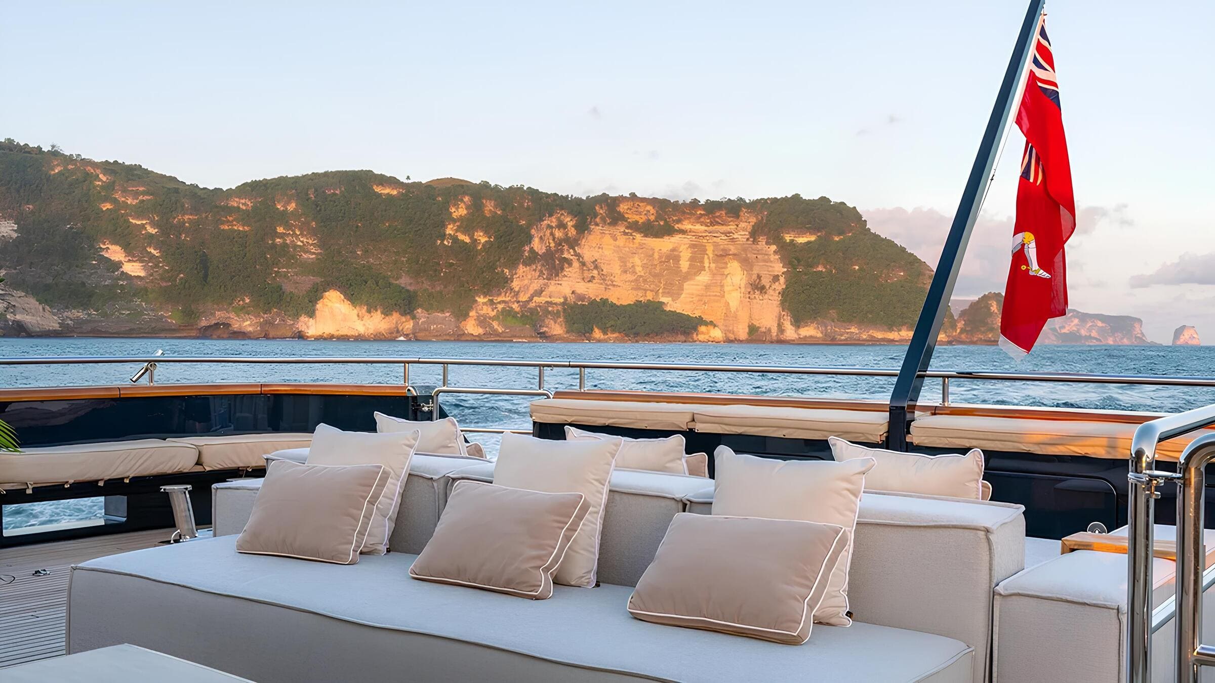 Зона отдыха на корме главной палубы/Aft main deck lounge area