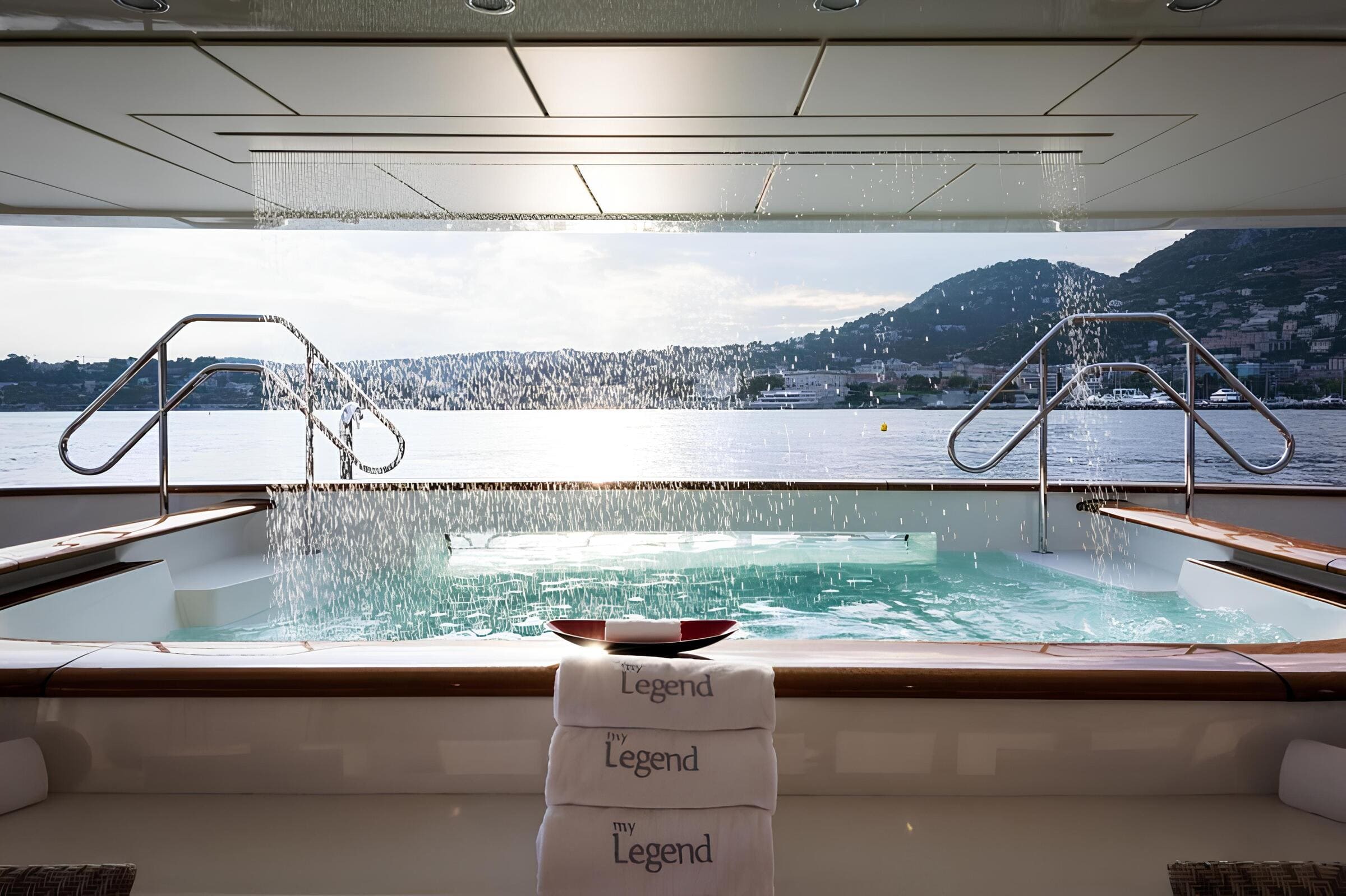 Джакузи на корме главной палубы/Aft main deck jacuzzi