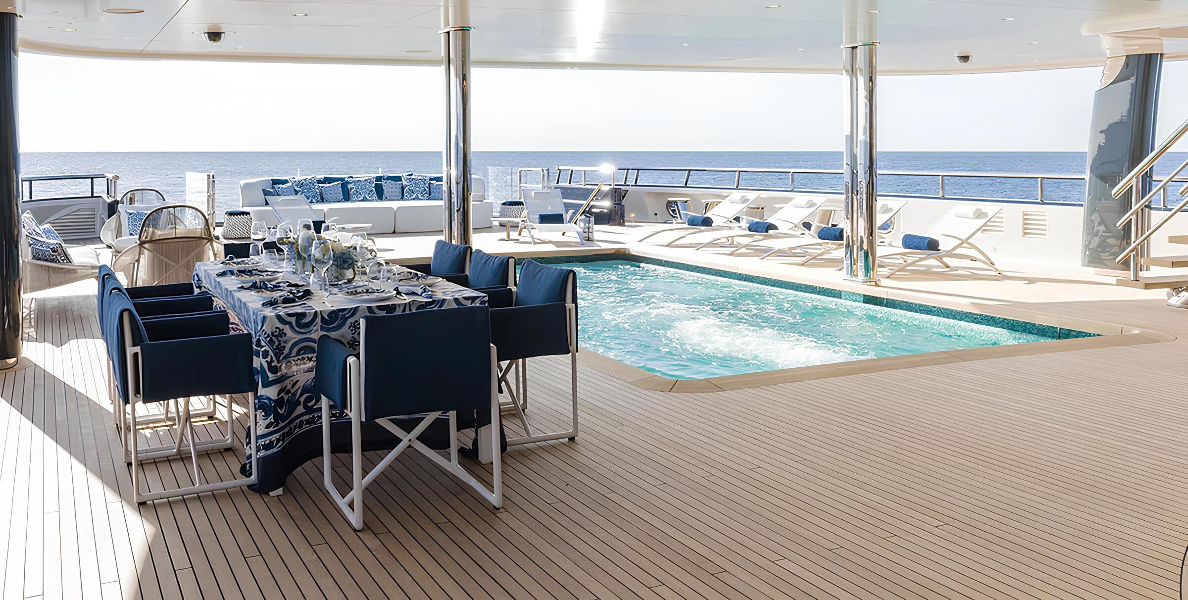 Зона отдыха на корме главной палубы/Aft main deck lounge area