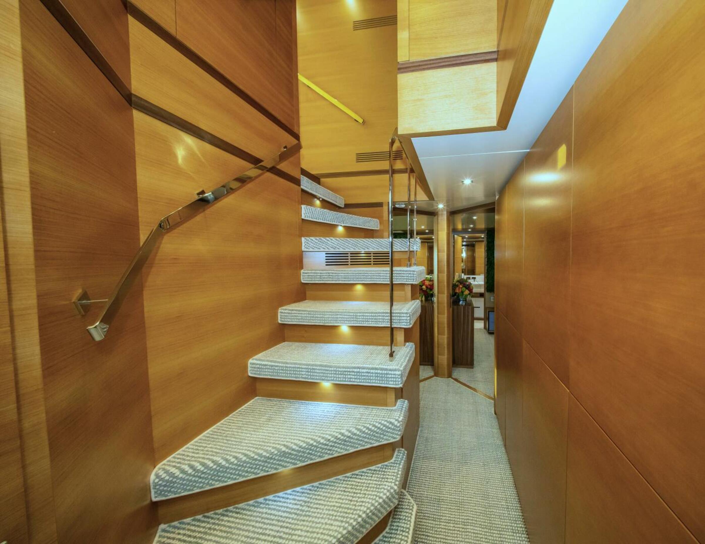Лестница с главной палубы на нижнюю/Stairs from MD to LD