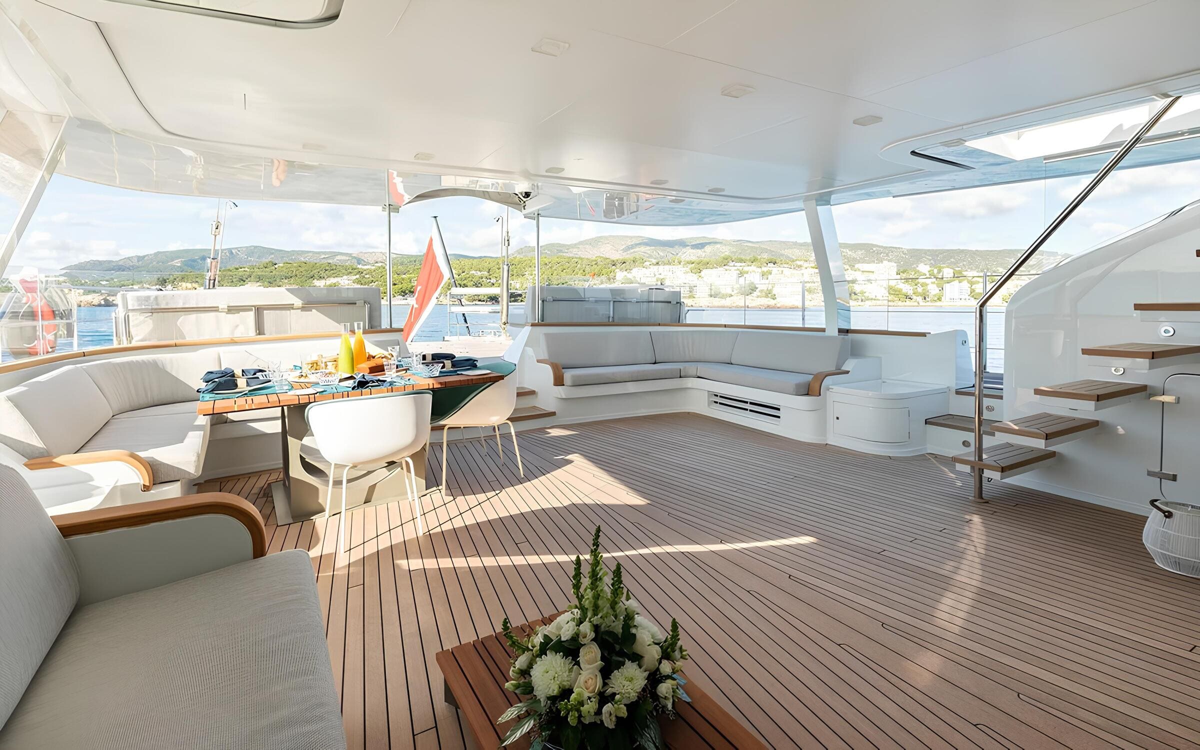 Обеденная зона на корме главной палубы/Aft main deck dining area