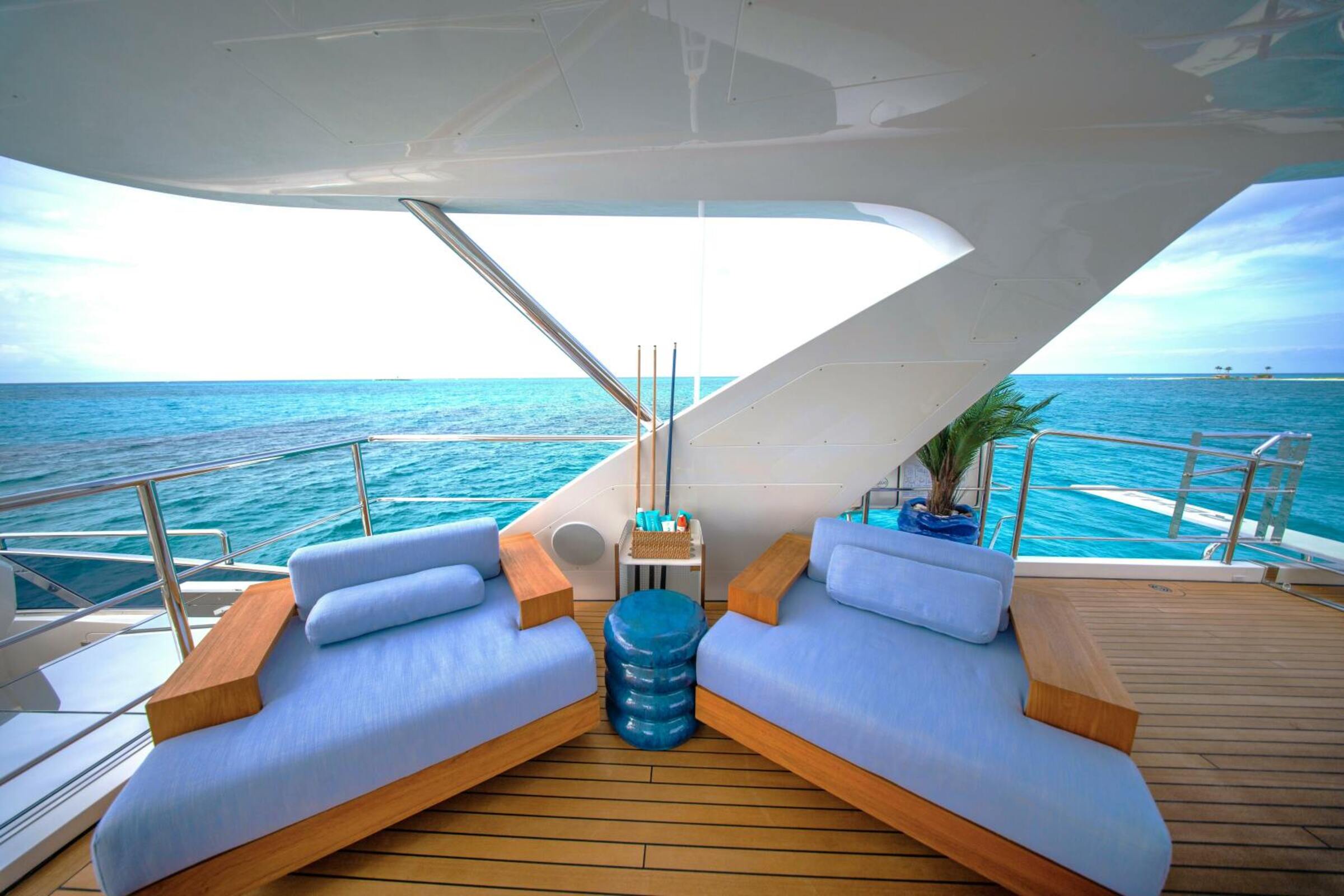 Зона отдыха на сандеке/Sundeck lounge area