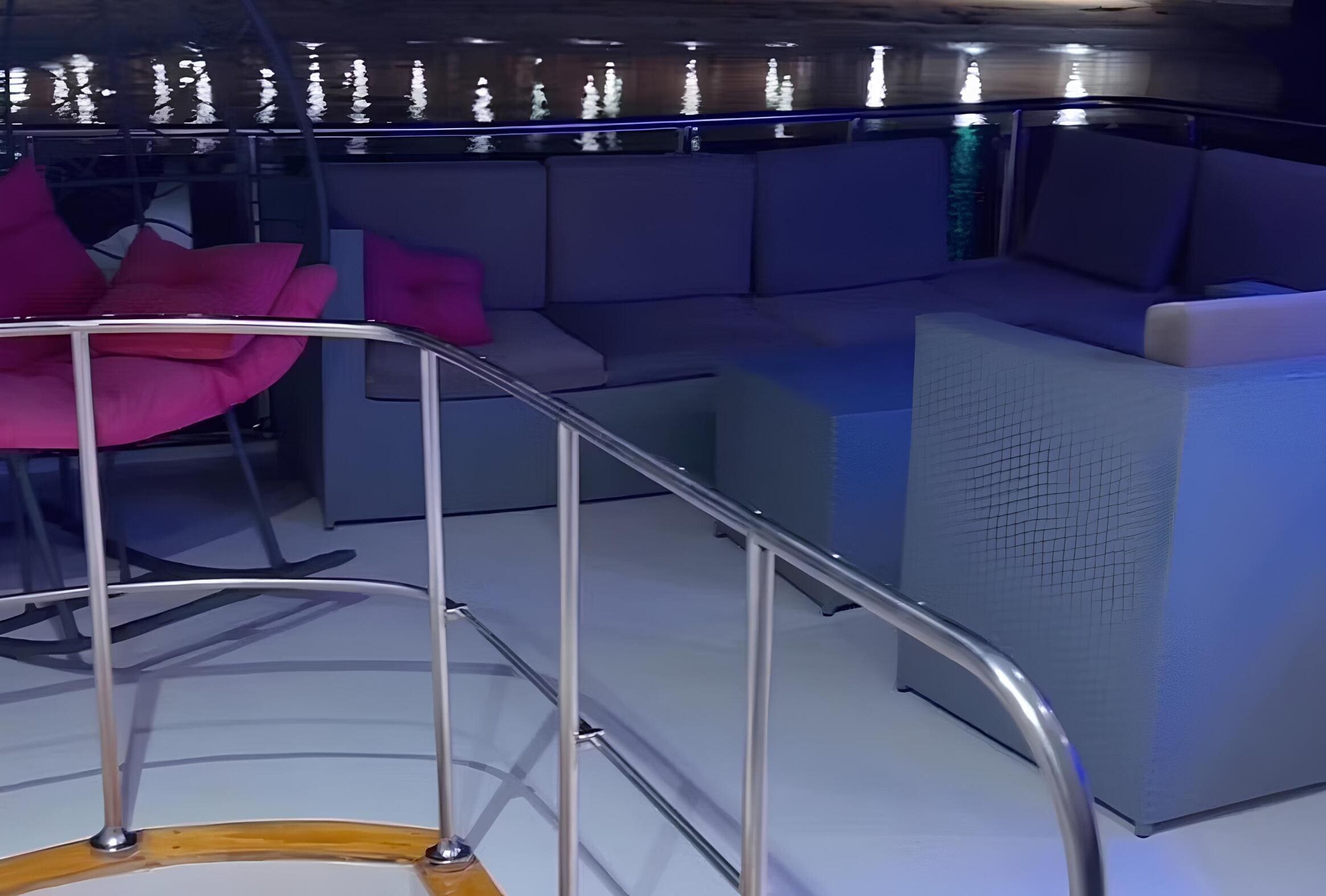 Зона отдыха на флайбридже/Flybridge lounge area
