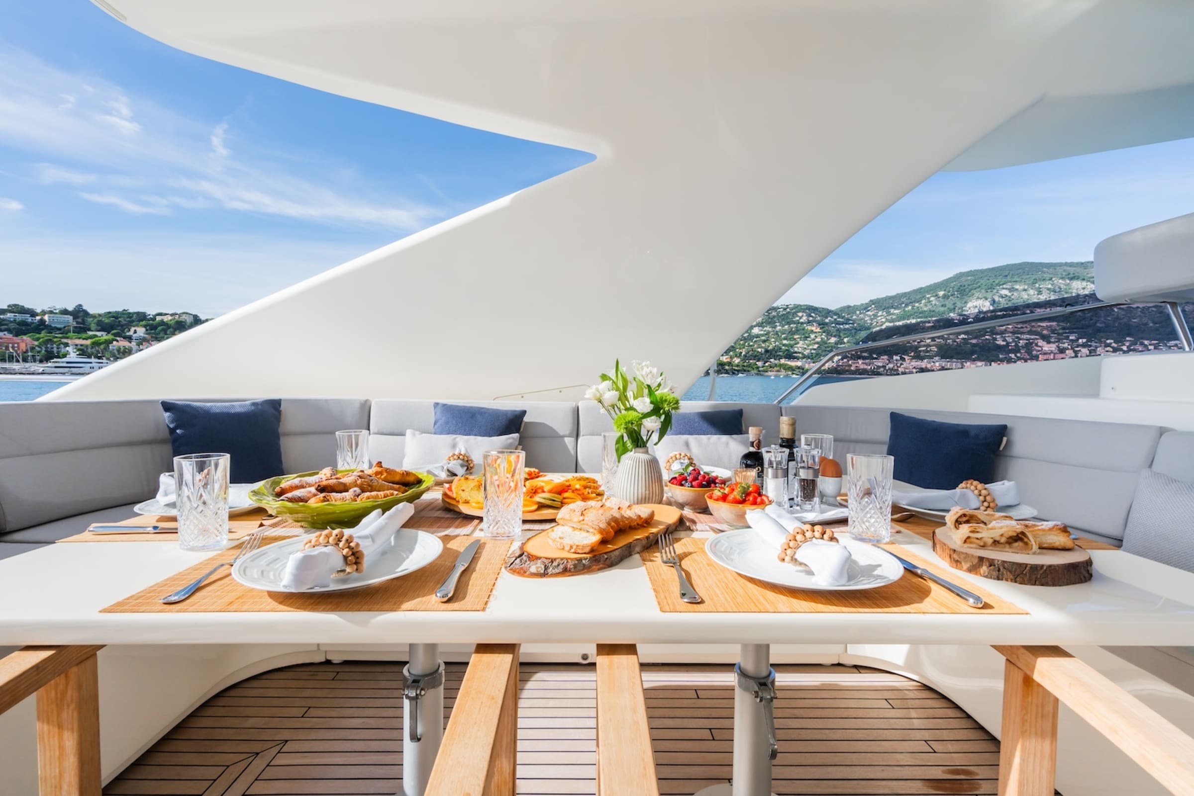 Обеденная зона на флайбридже/Flybridge dining area