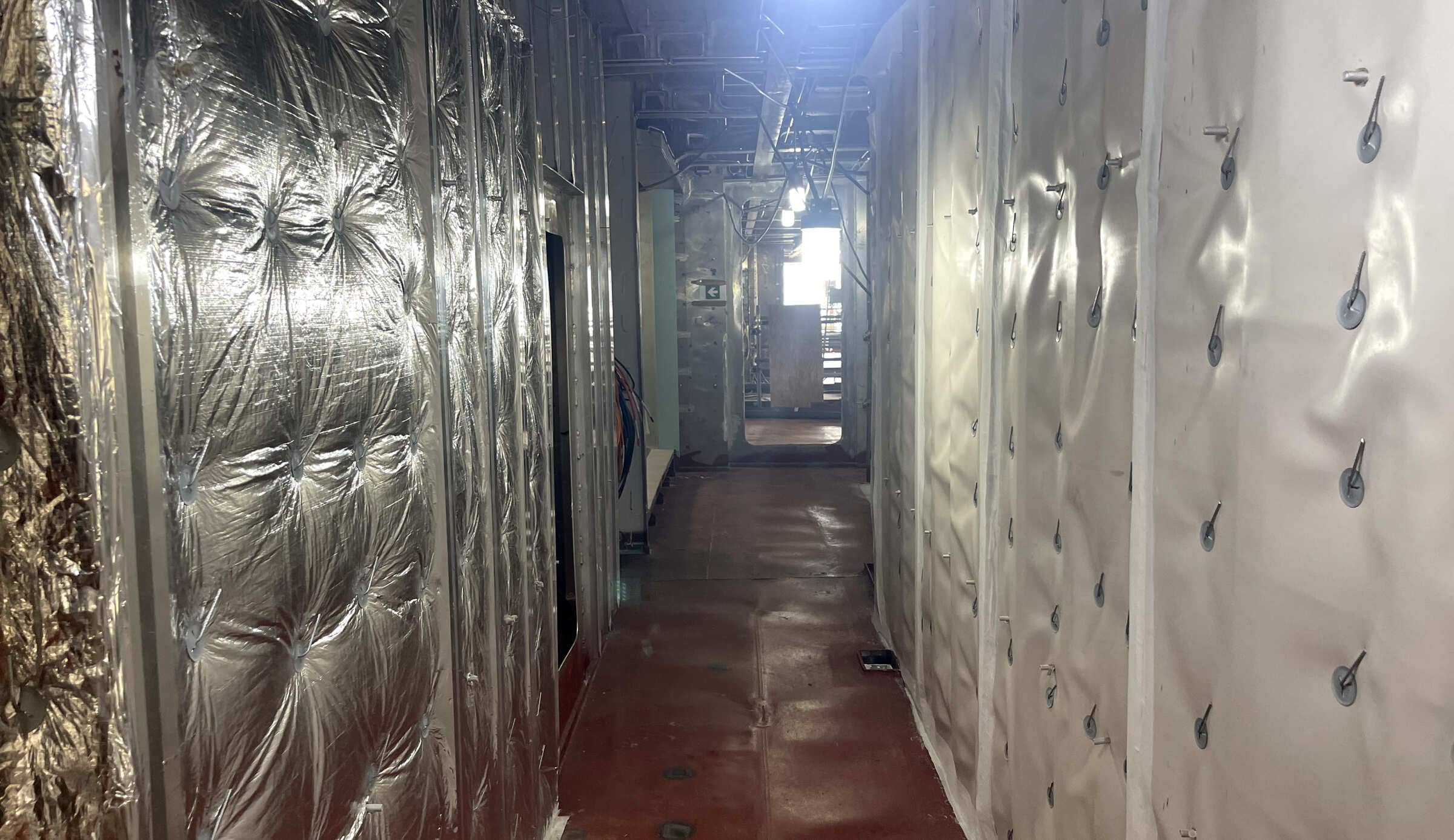 Коридор правый борт из каюты владельца/Starboard corridor from owner's cabin