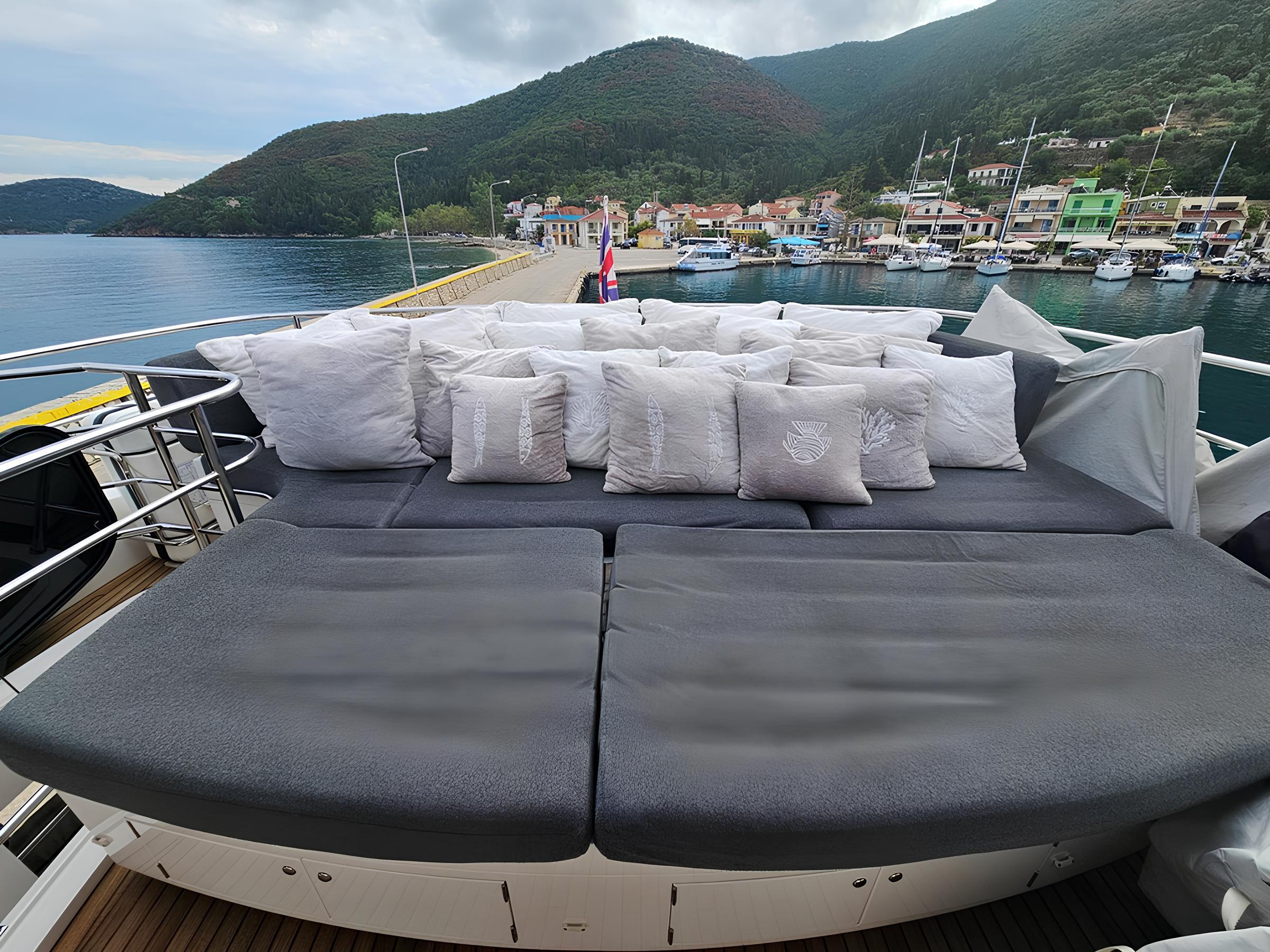 Зона для загорания в кормовой части флайбриджа/Flybridge aft sunbathing area