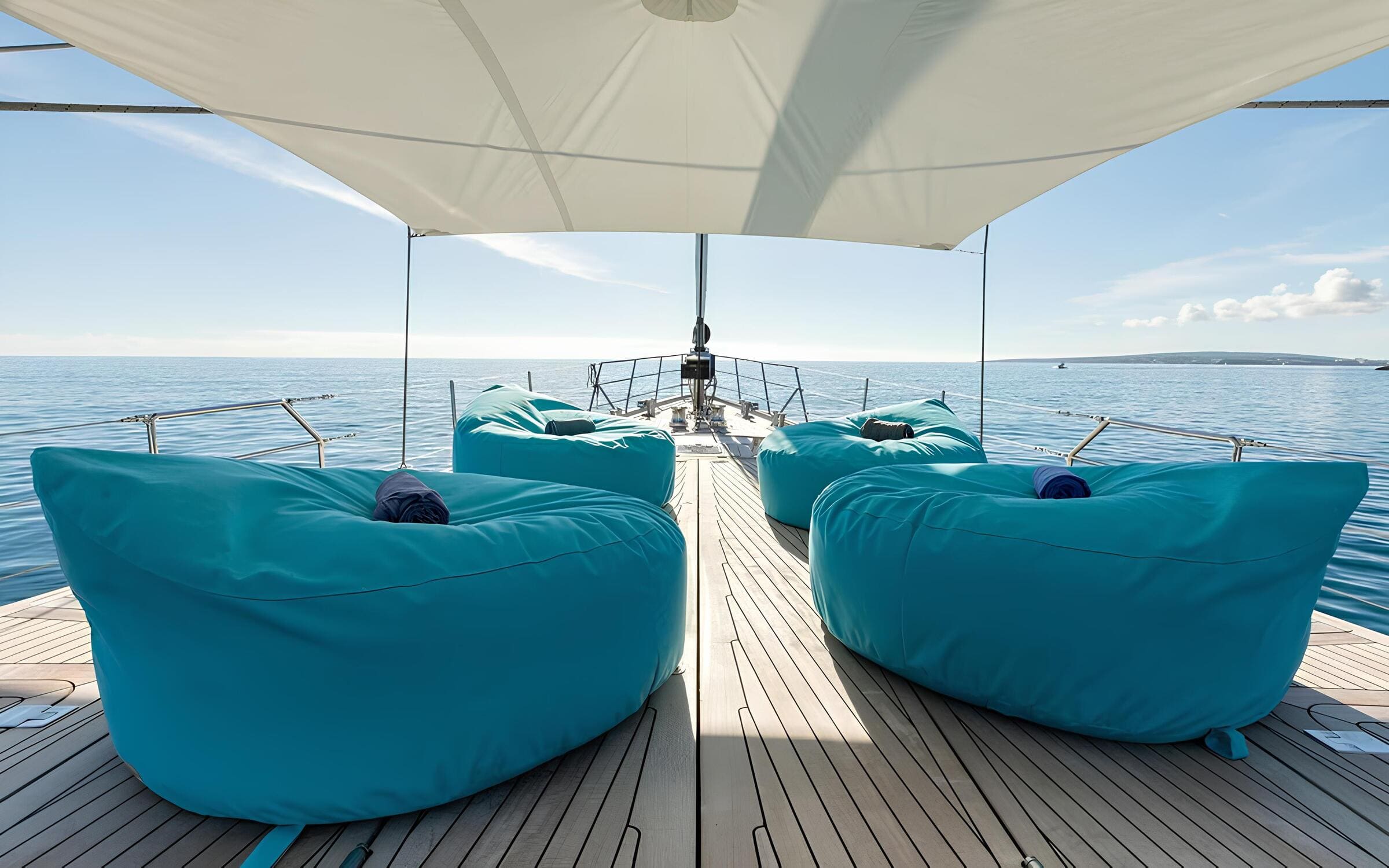 Зона отдыха на носу/Bow lounge area
