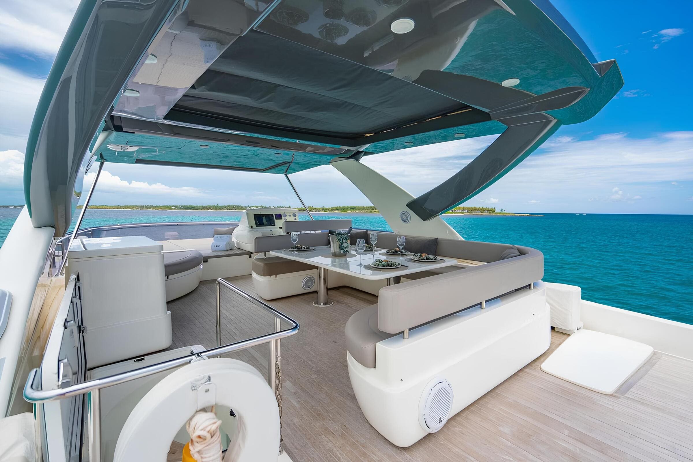 Обеденная зона на флайбридже/Flybridge dining area
