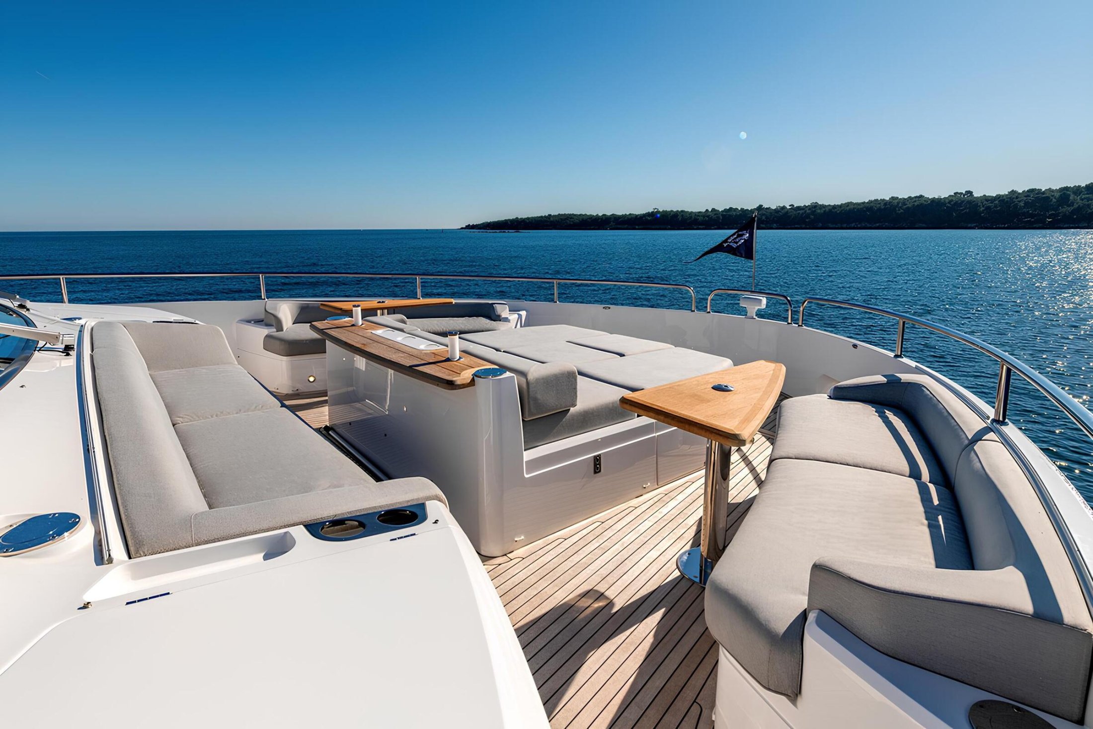Зона отдыха на носу/Bow lounge area