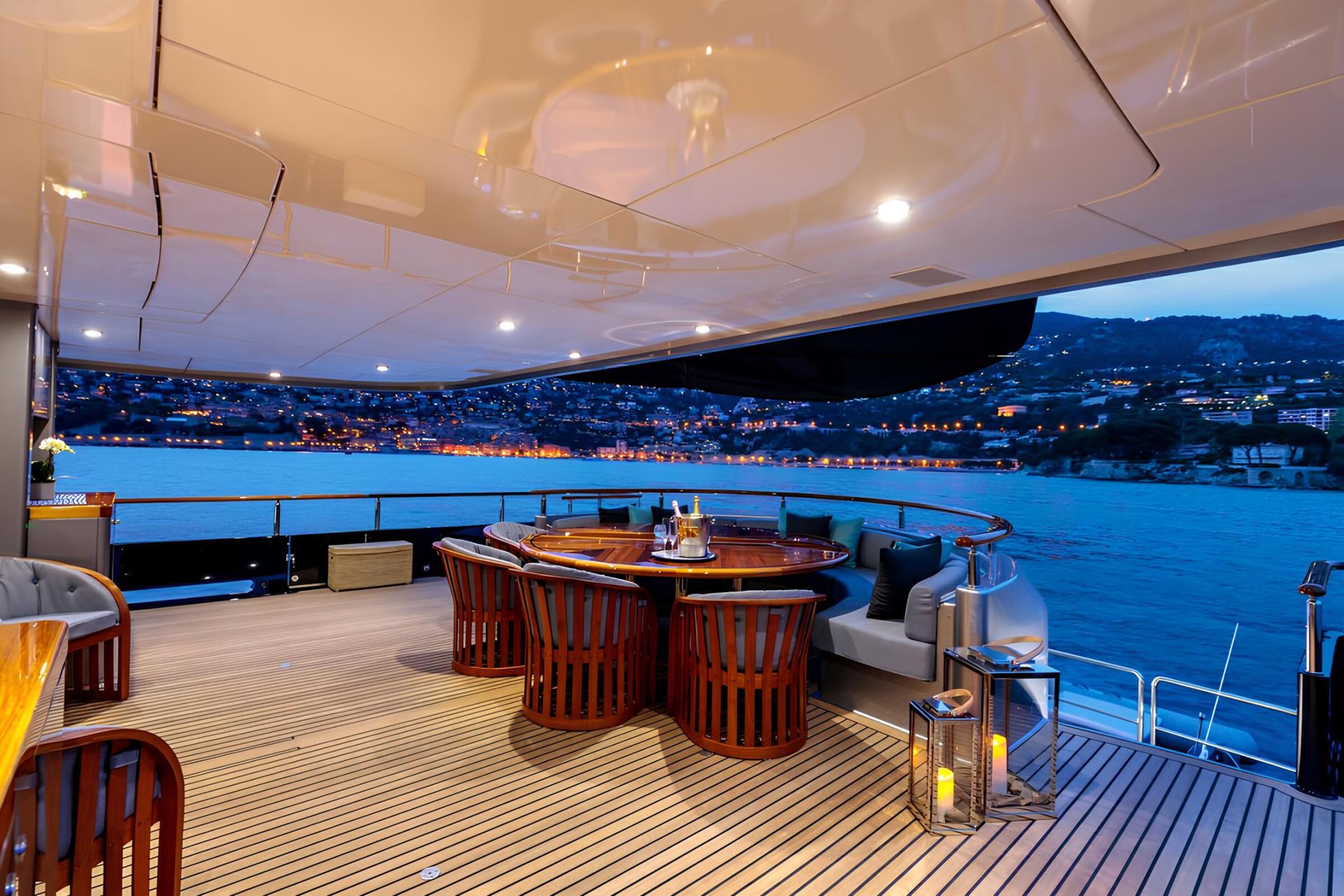 Обеденная зона на корме главной палубы/Aft main deck dining area