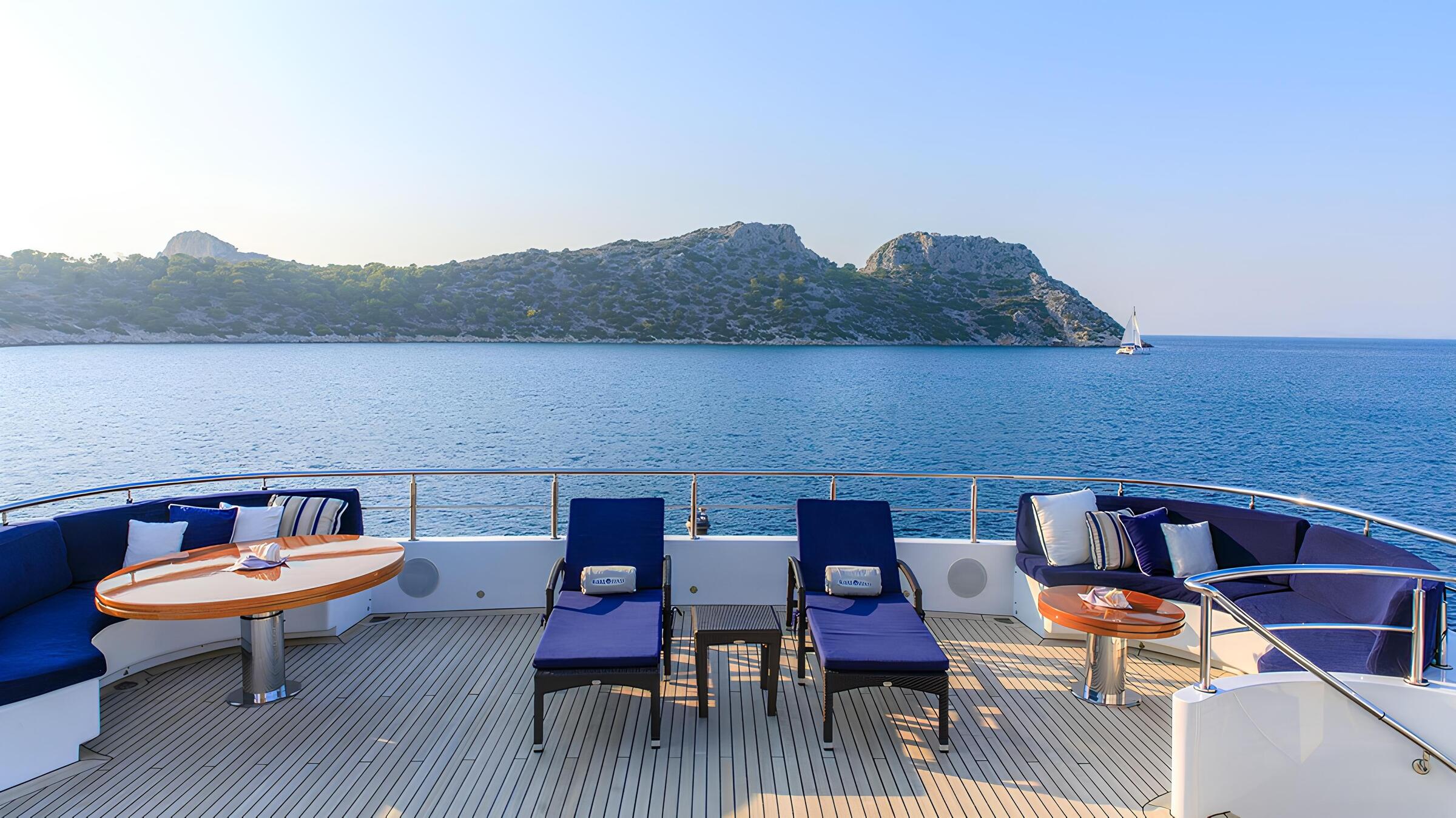 Зона отдыха на корме главной палубы/Aft main deck lounge area