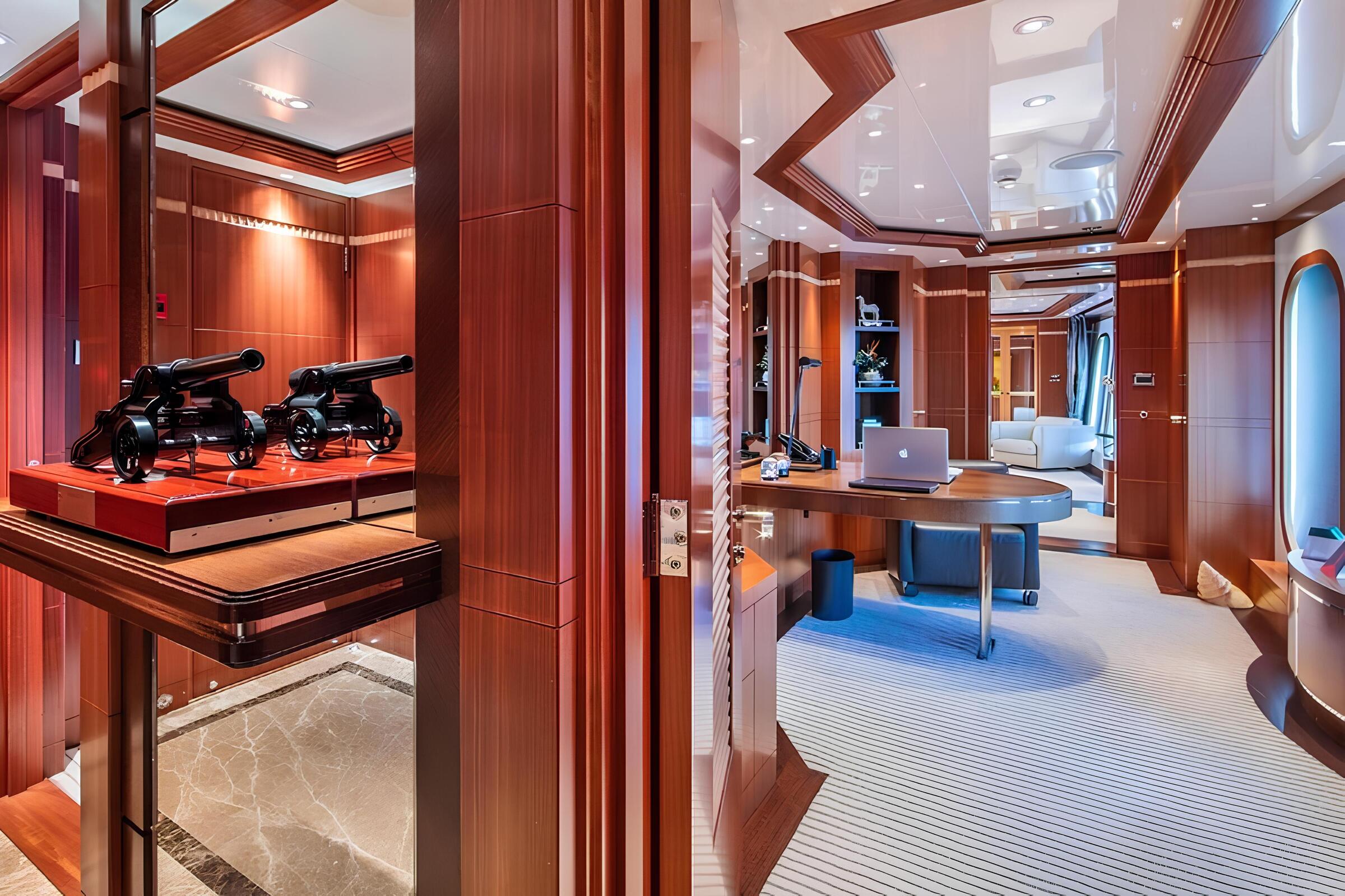 Кабинет в каюте владельца/Office in the master cabin