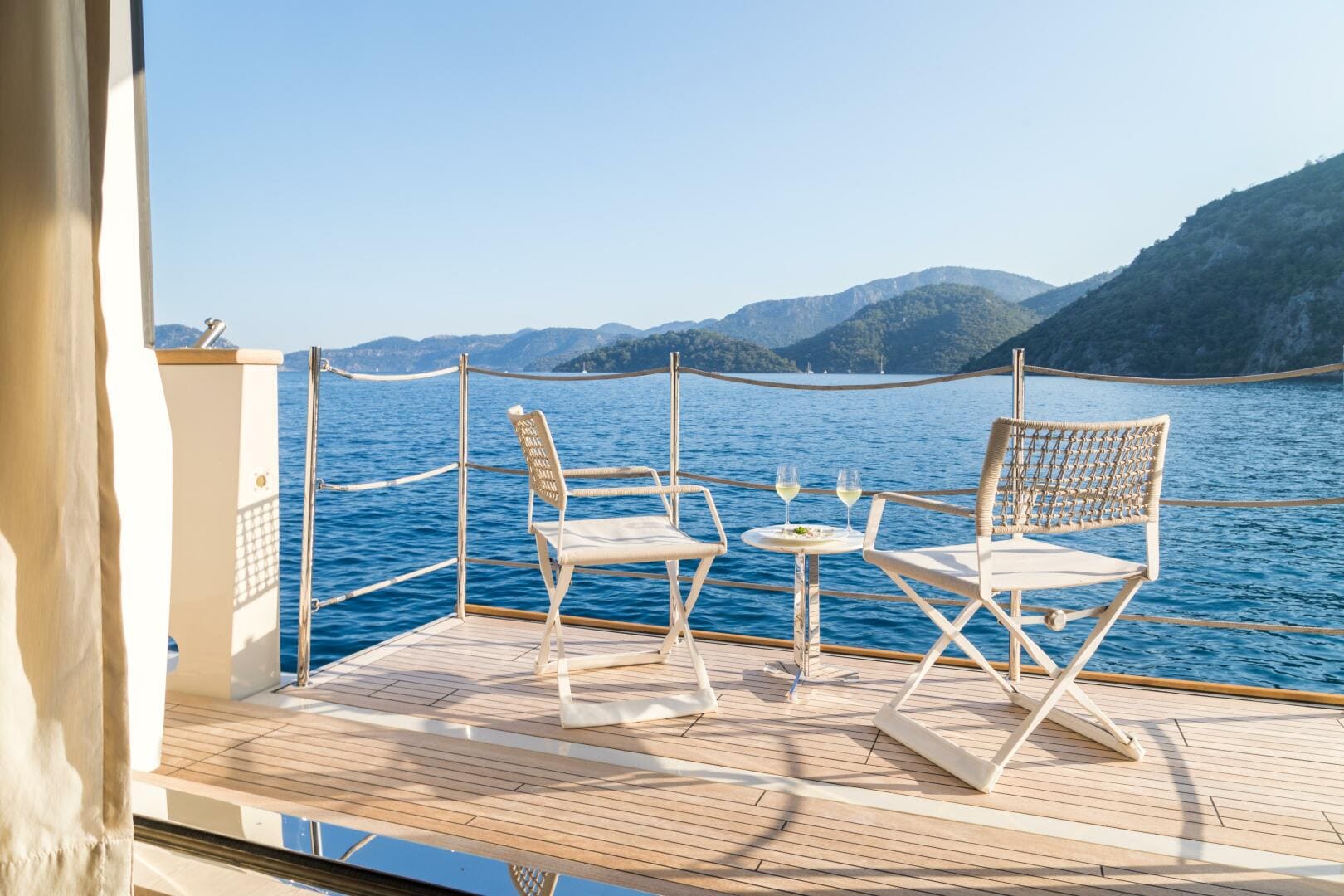 Откидной балкон на главной палубе/The folding balcony on the main deck