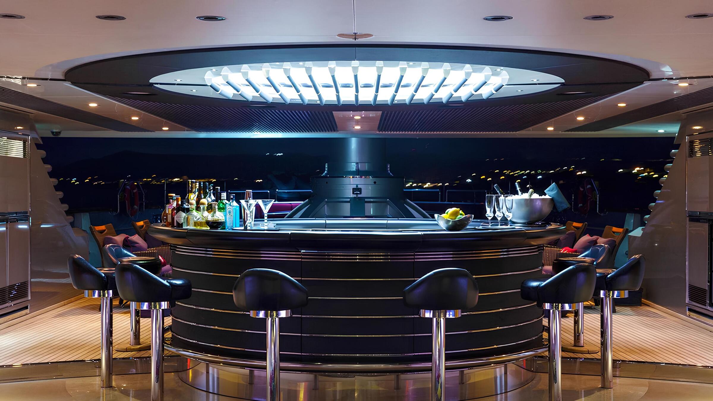 Бар на верхней палубе/Upper deck bar