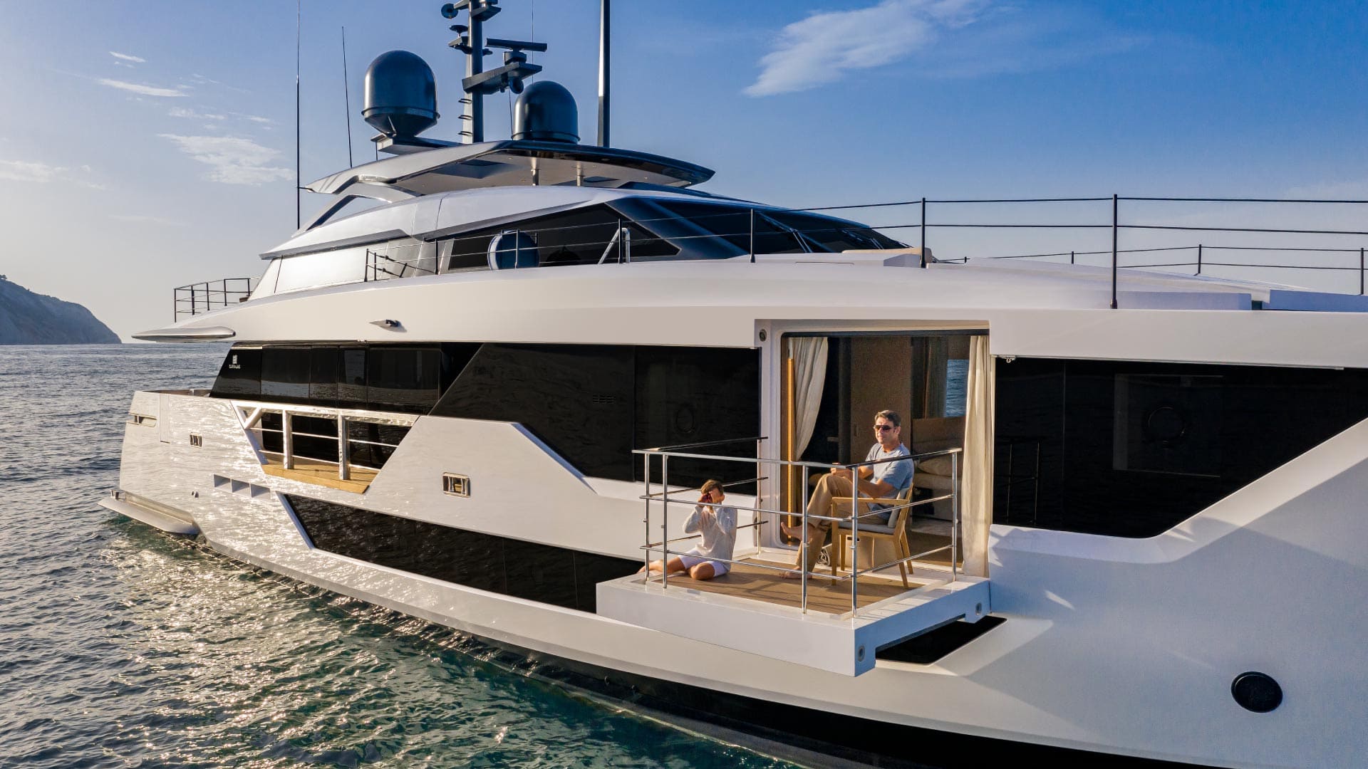 Откидной балкон на главной палубе/Folding balcony on the main deck