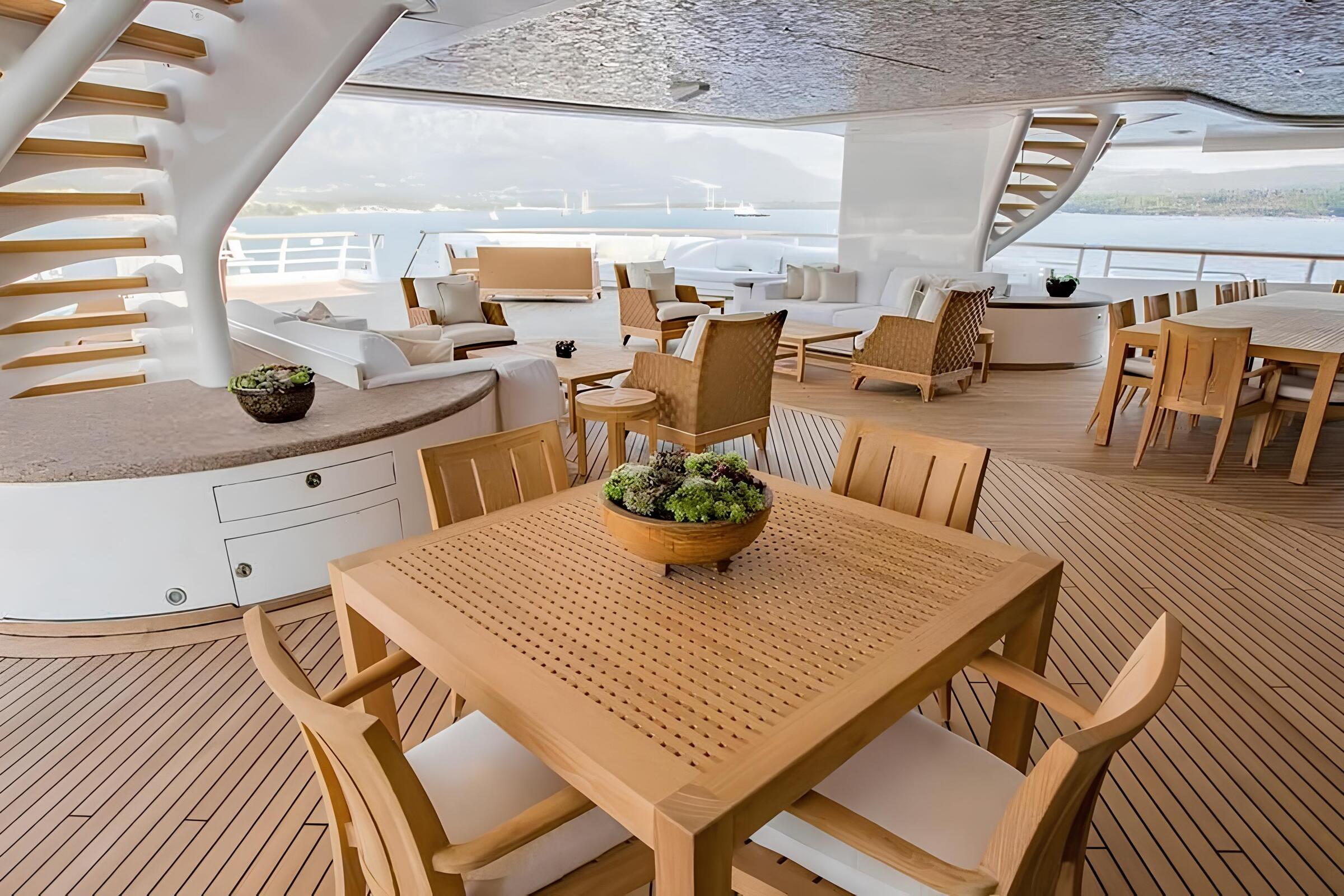 Обеденная зона на корме главной палубы/Aft main deck dining area