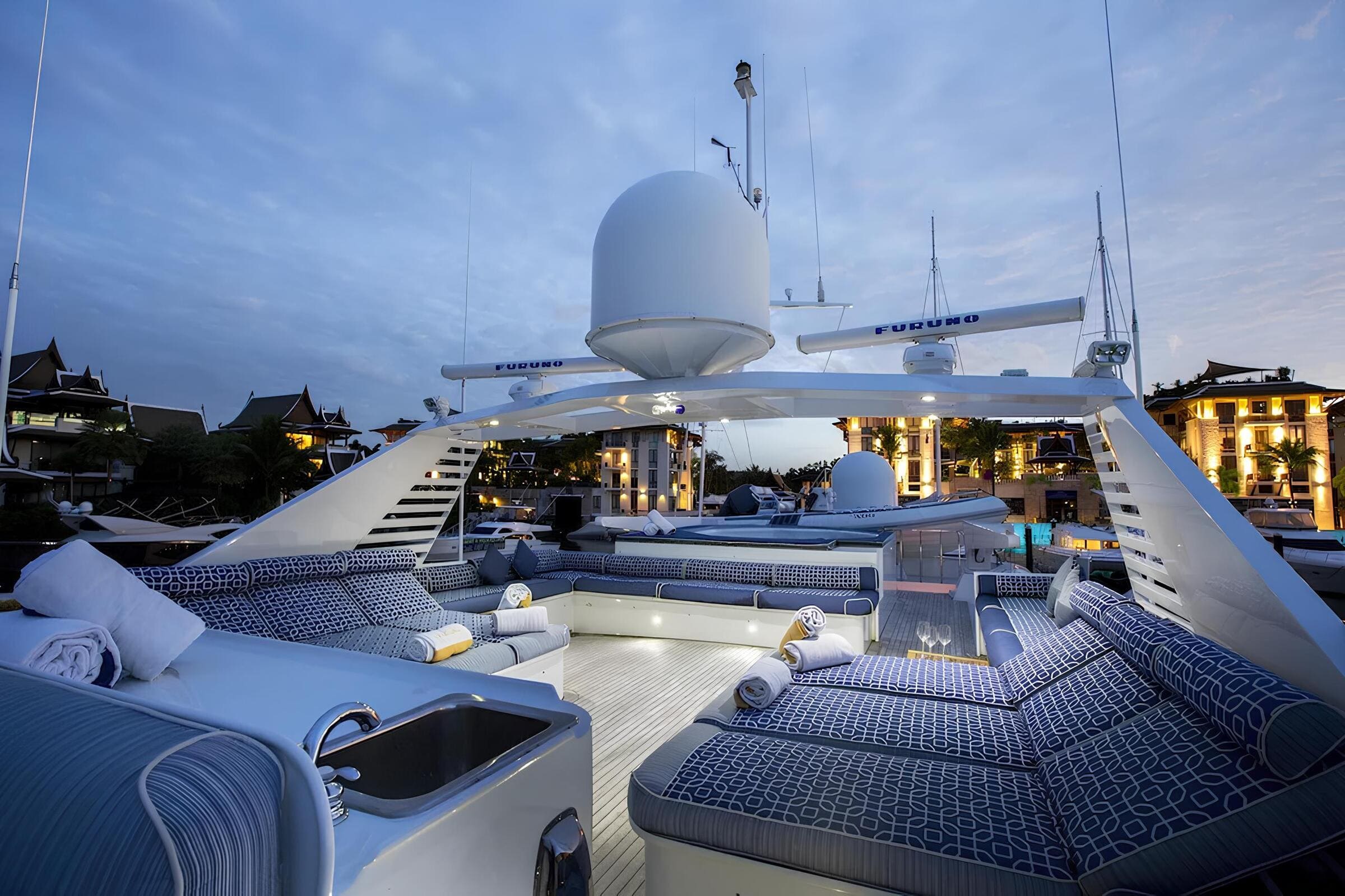 Зона отдыха на флайбридже/Flybridge lounge area