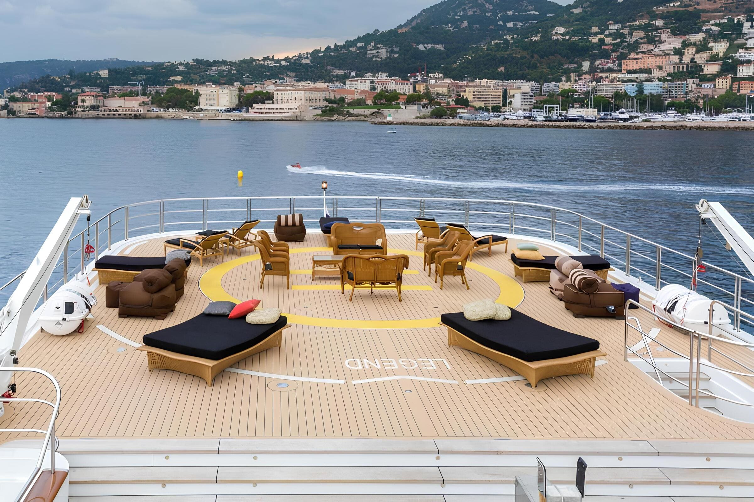 Вертолетная площадка на корме мастер палубы/Aft master deck helipad