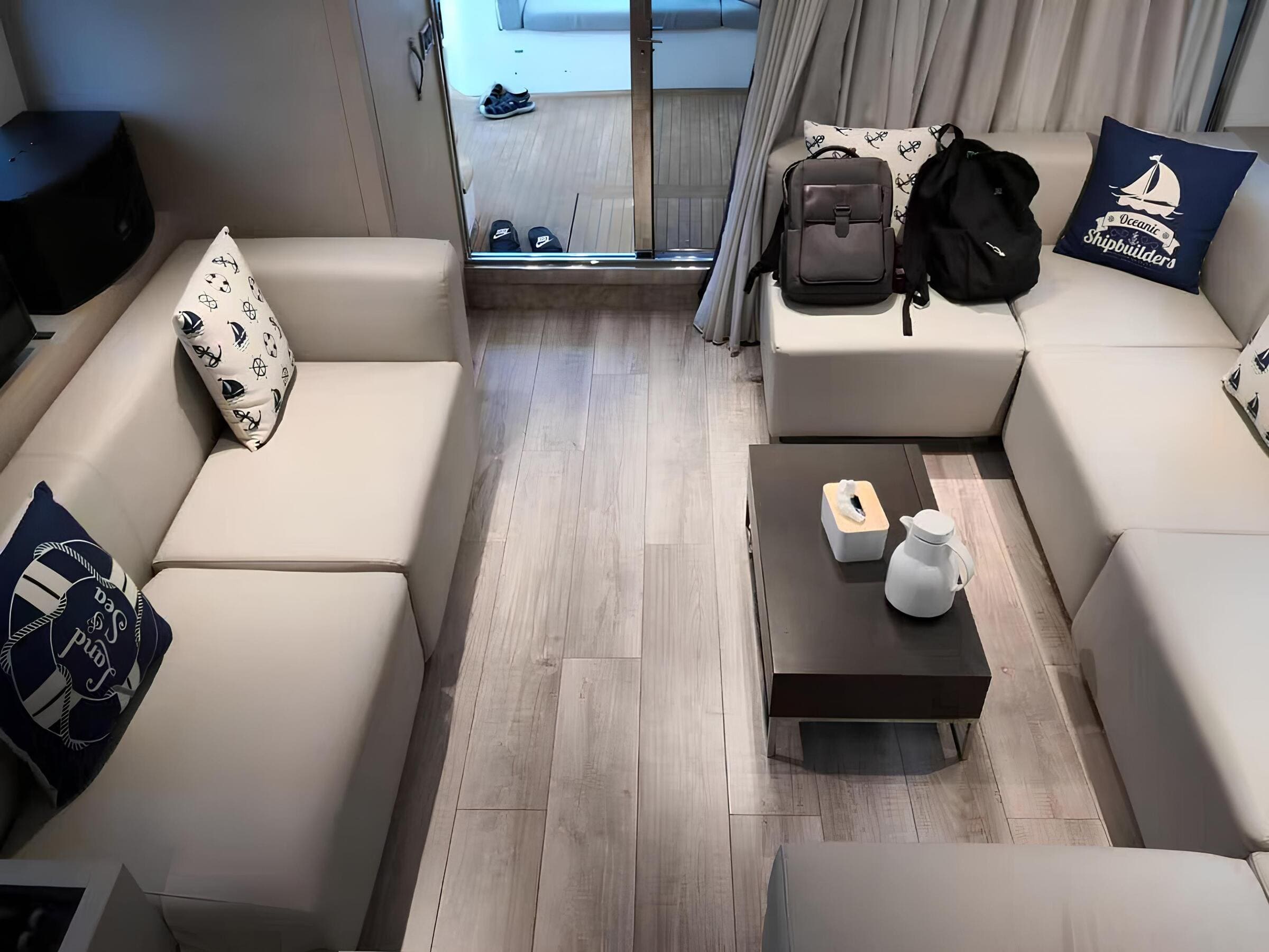 Зона отдыха в главном салоне/Main salon lounge area 