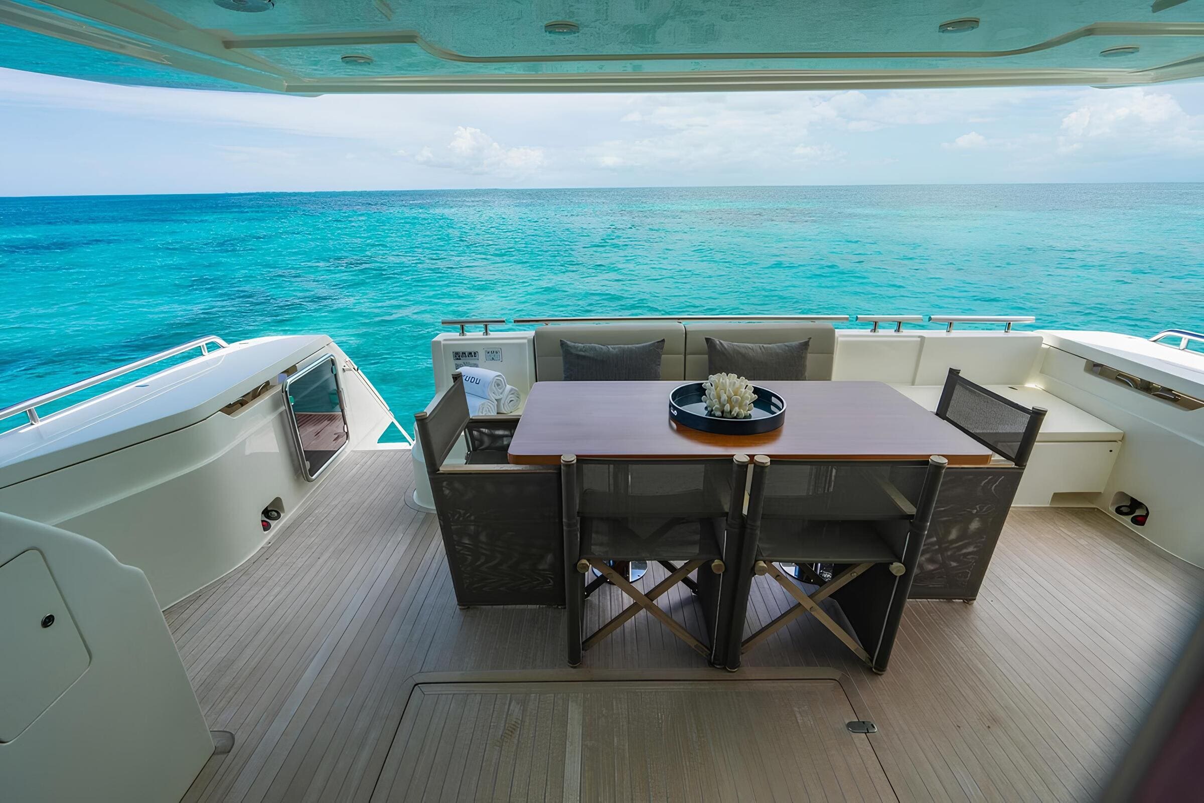 Обеденная зона в кокпите/Cockpit dining area