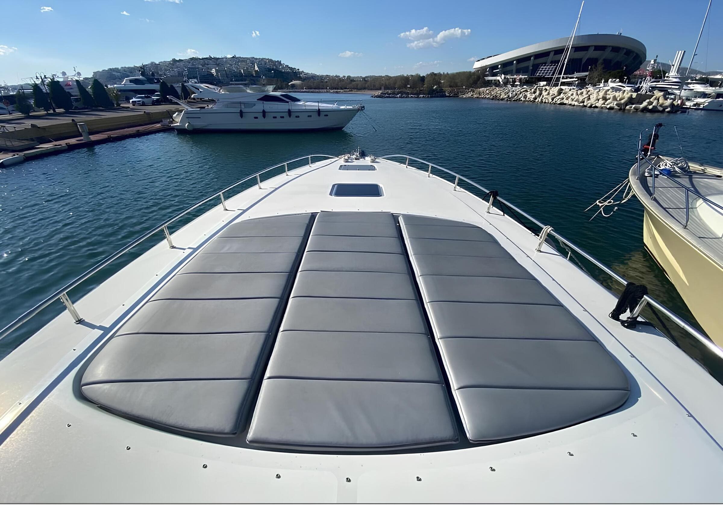 Зона для загорания на носу/Bow sunbathing area