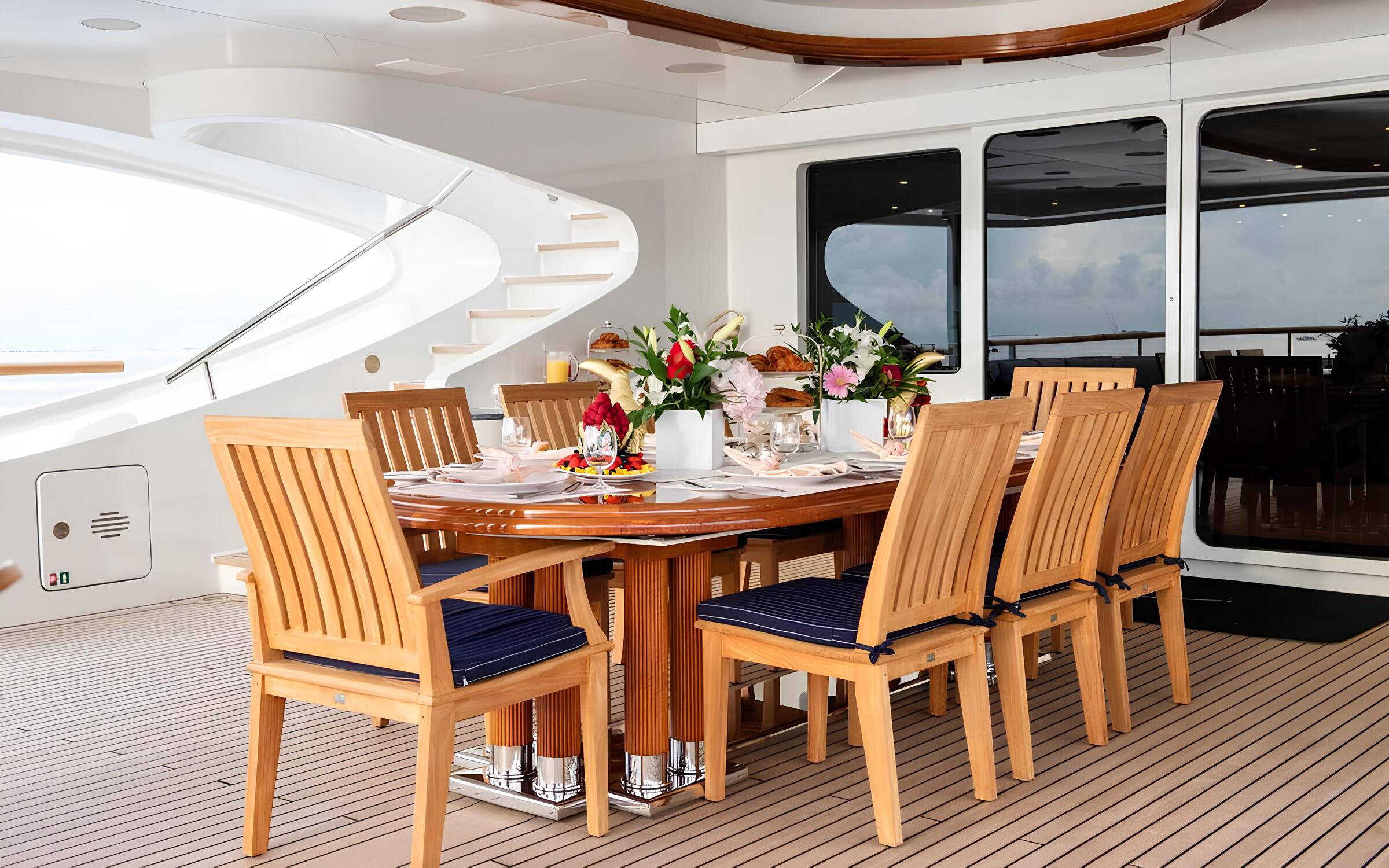 Обеденная зона на корме верхней палубы/Aft upper deck dining area