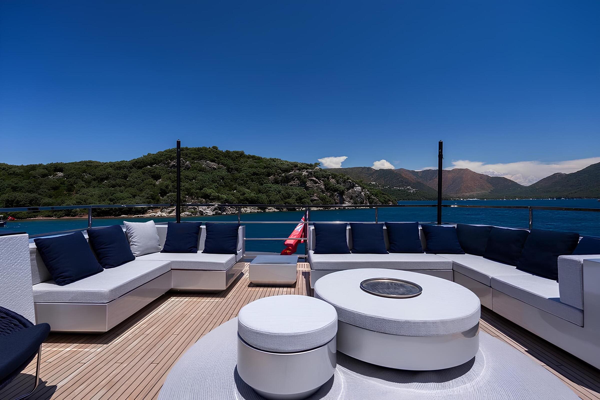Зона отдыха на флайбридже/Flybridge lounge area