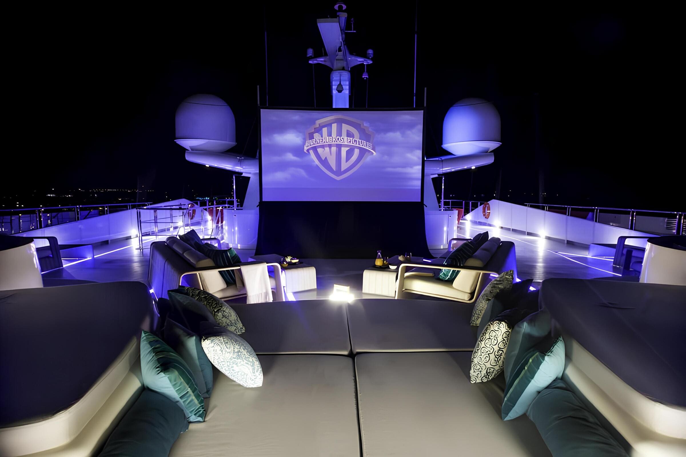 Зона отдыха на сандеке/Sundeck lounge area