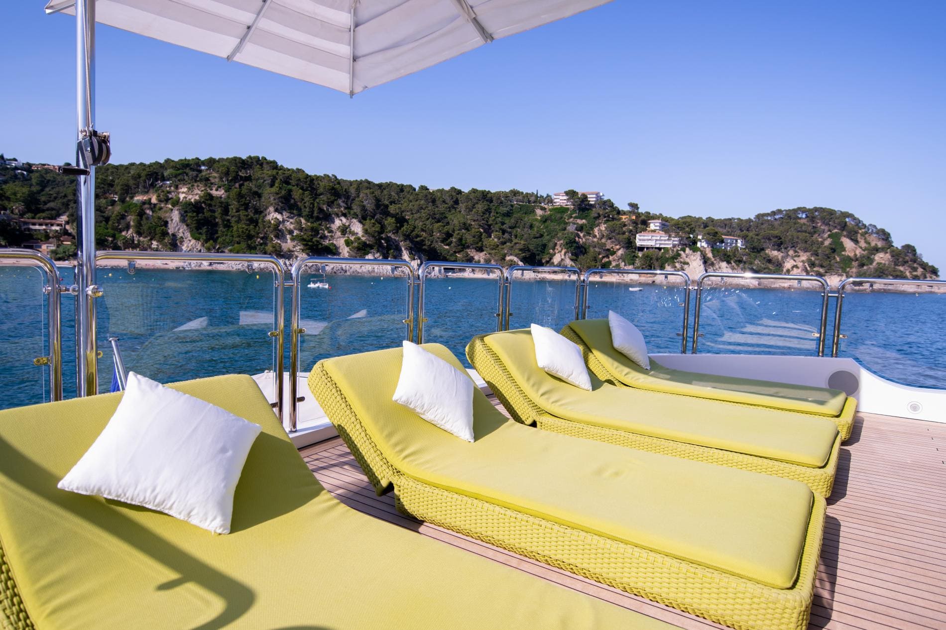 Шезлонги на сандеке/Sun loungers on the sundeck