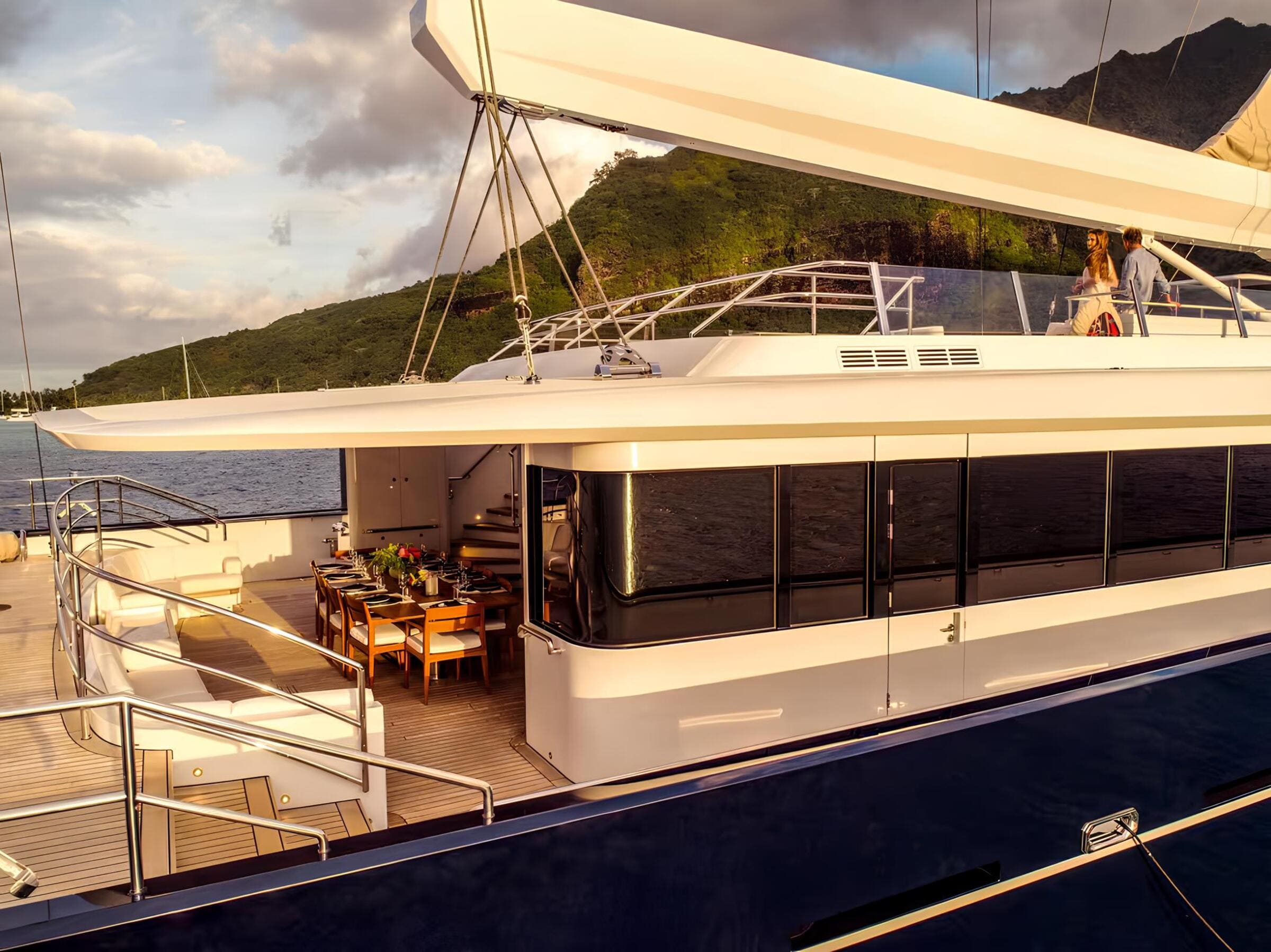 Зона отдыха на корме главной палубы/Aft main deck lounge area