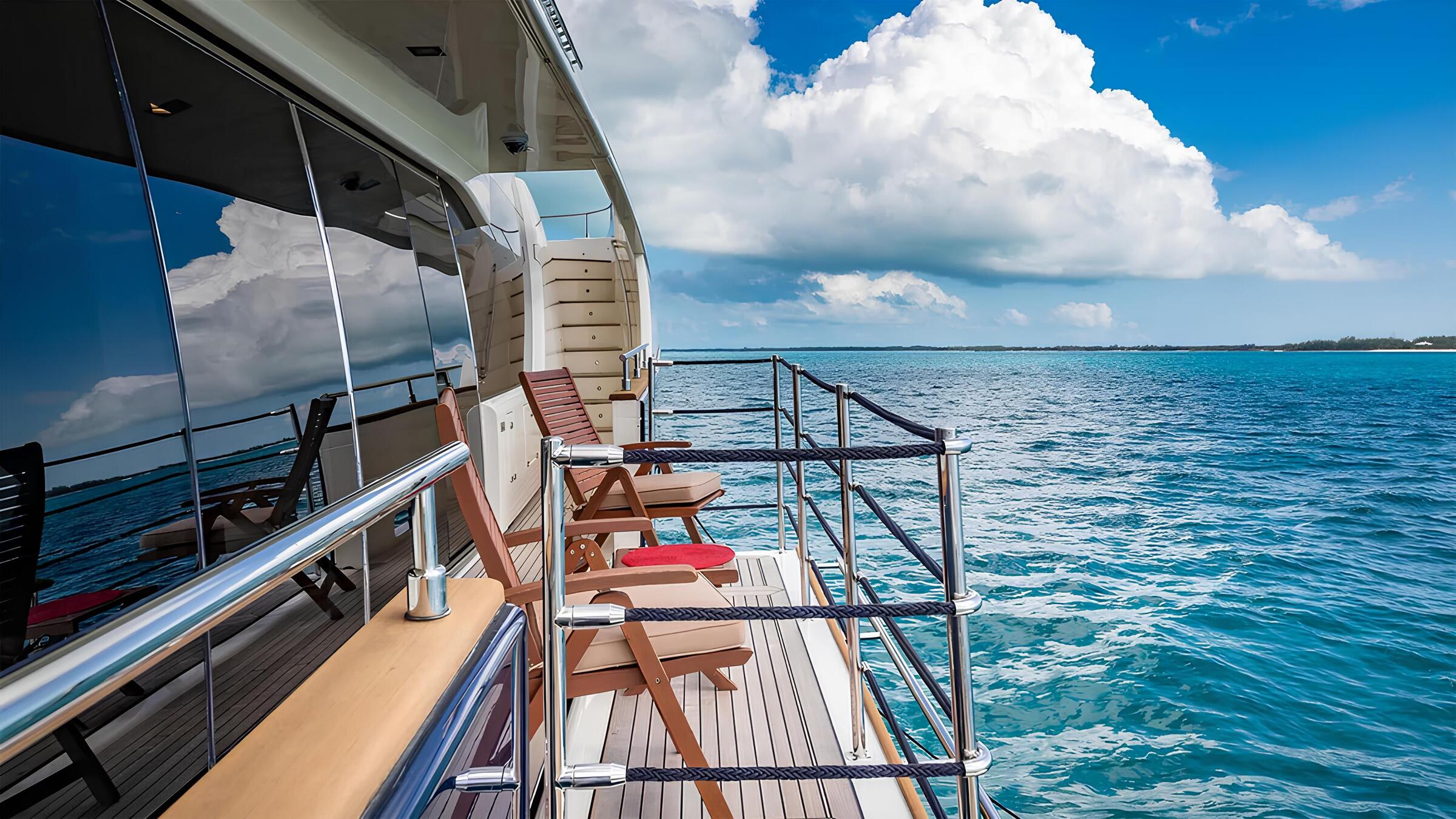 Откидной балкон по правому борту/Folding starboard balcony