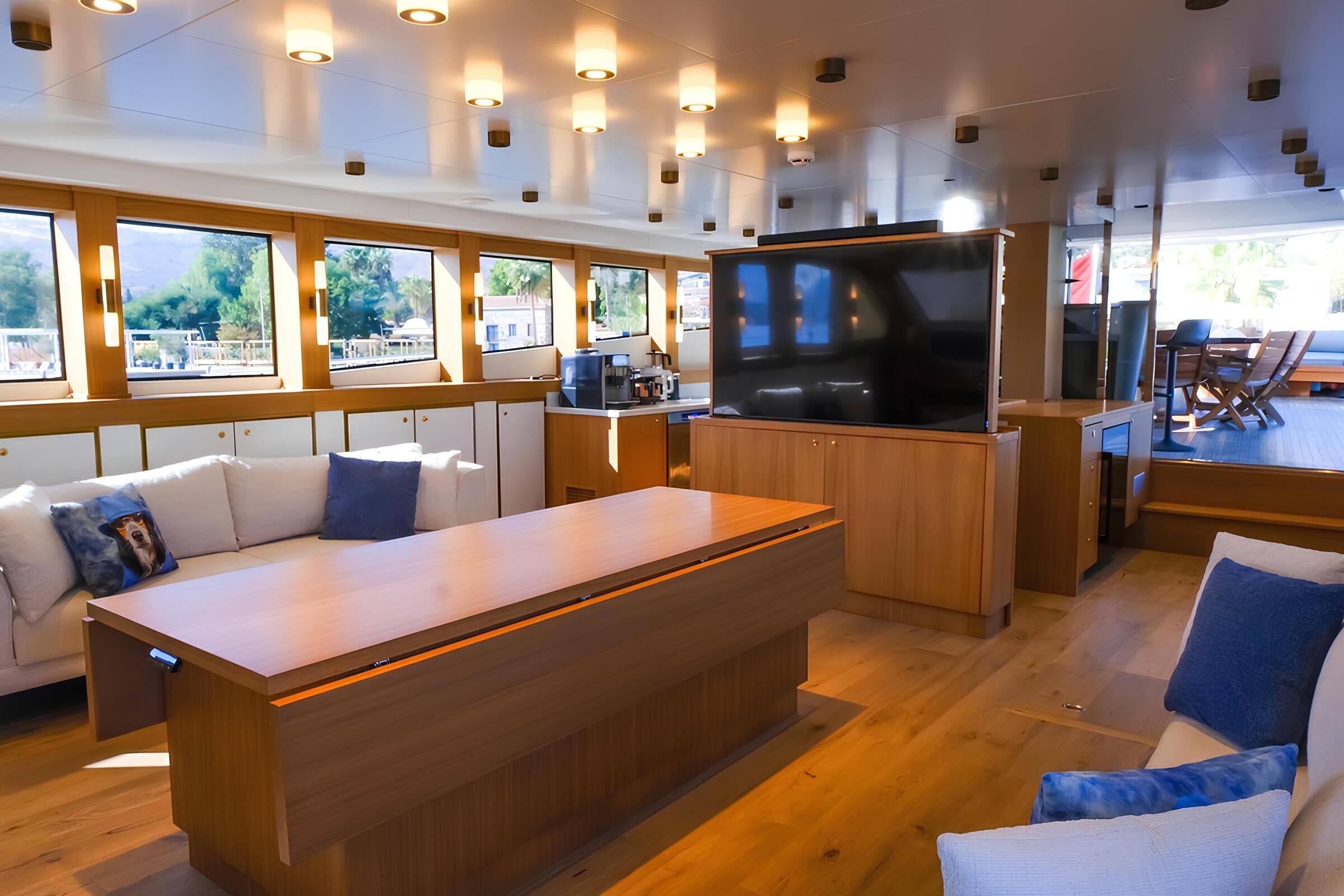 Зона отдыха в главном салоне/Main salon lounge area