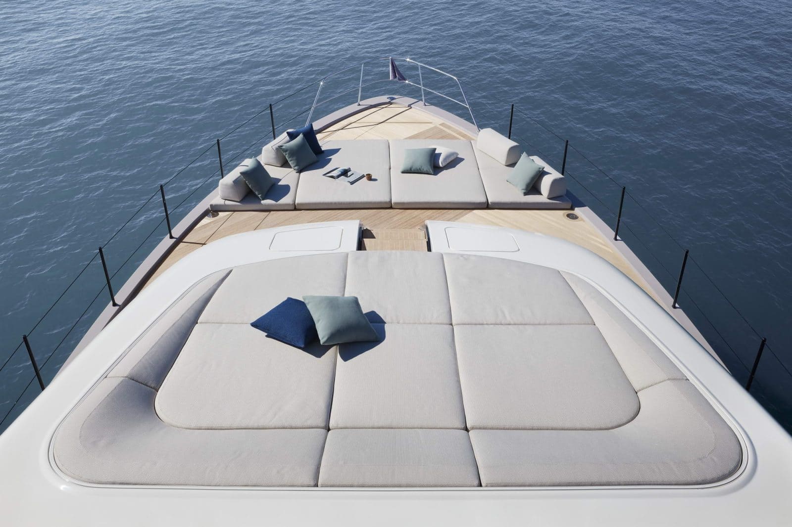 Шезлонги на носовой палубе/Sun loungers on the foredeck