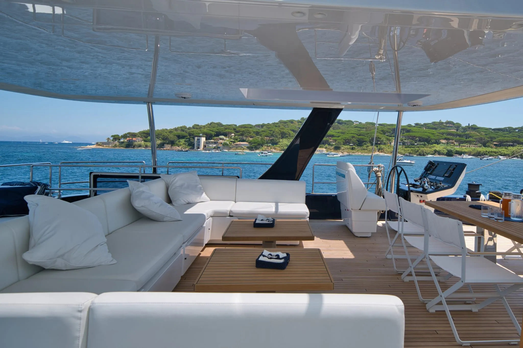 Зона отдыха на флайбридже/Flybridge lounge area