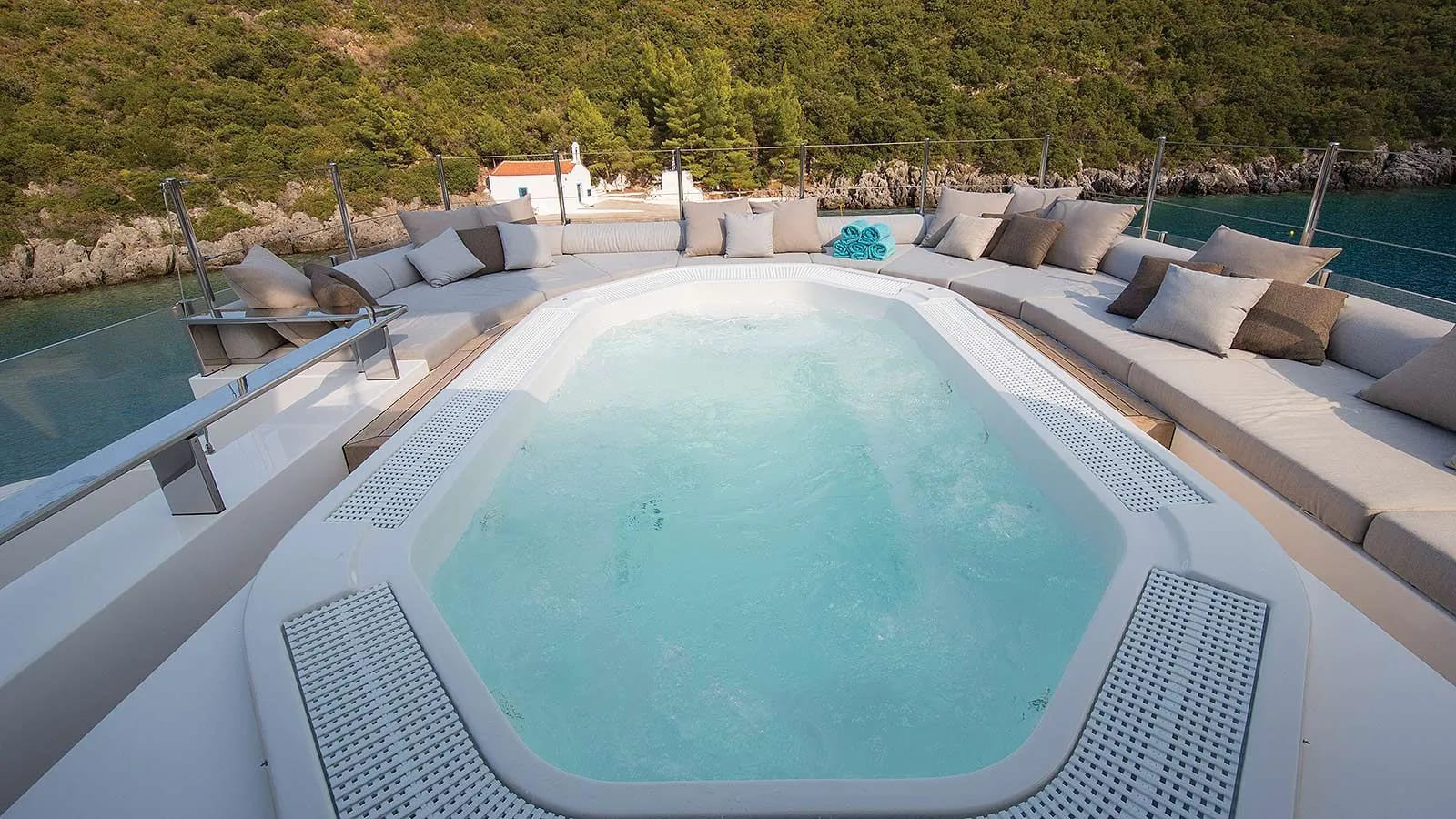 Джакузи на сандеке/Jacuzzi on the sundeck