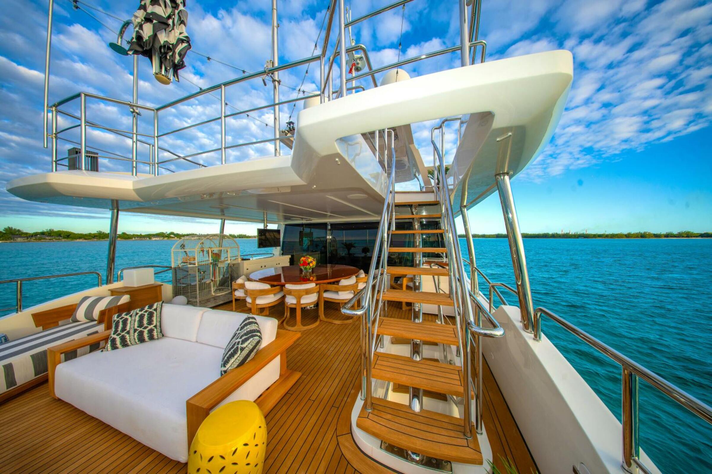 Зона отдыха на корме верхней палубы/Aft upper deck lounge area