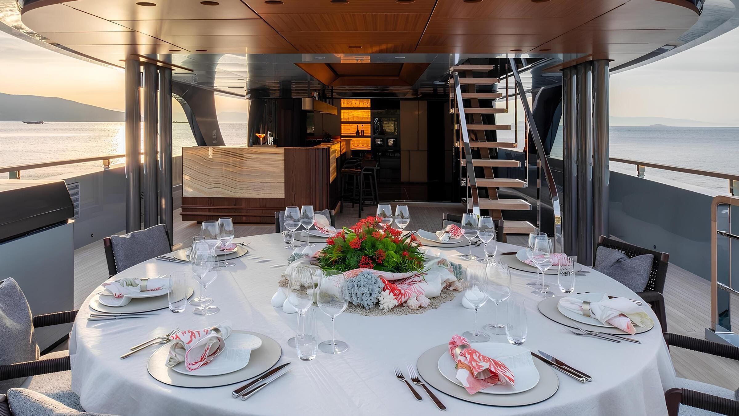 Обеденная зона в салоне на верхней палубе/Upper deck saloon dining area