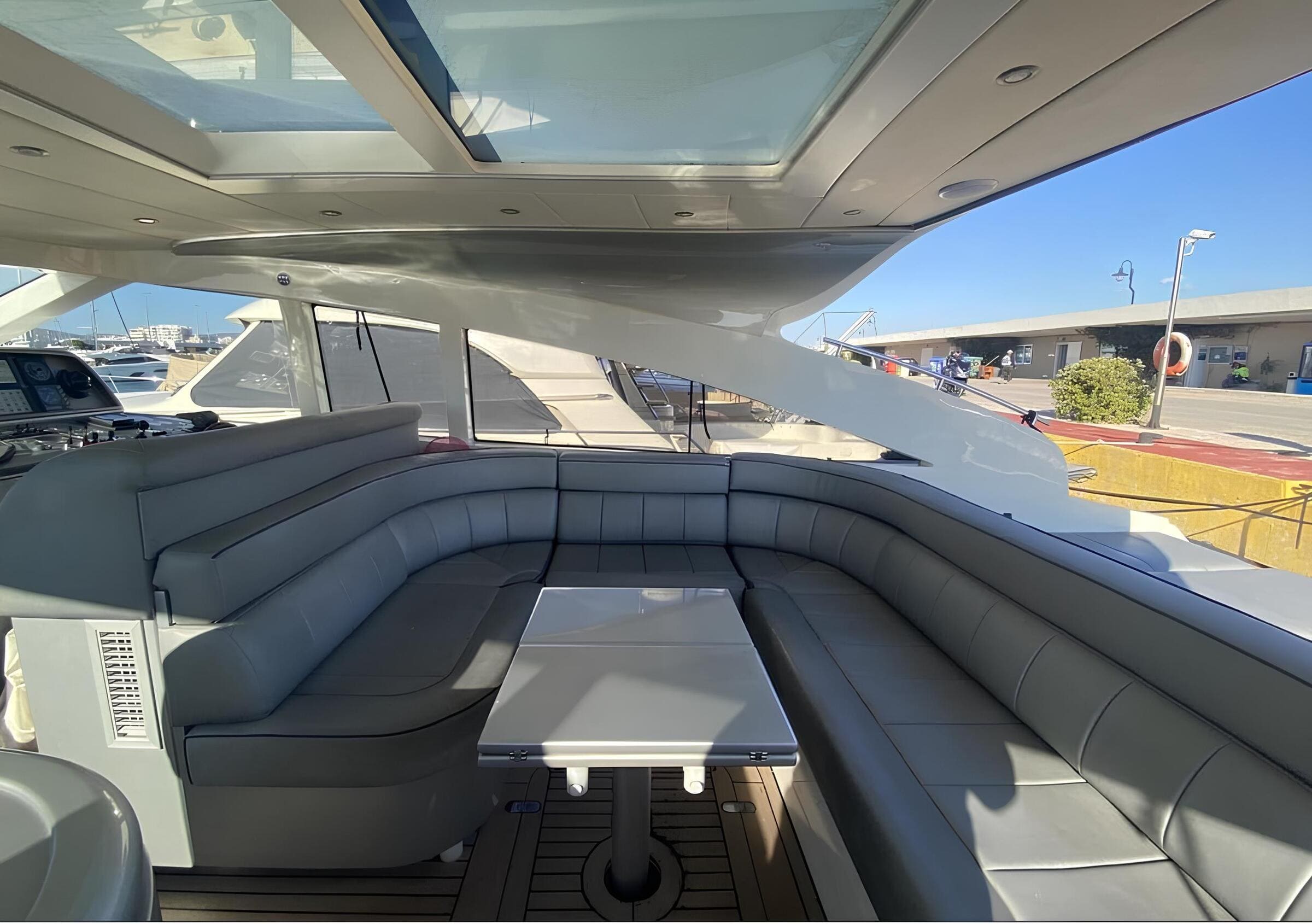 Зона отдыха на флайбридже/Flybridge lounge area