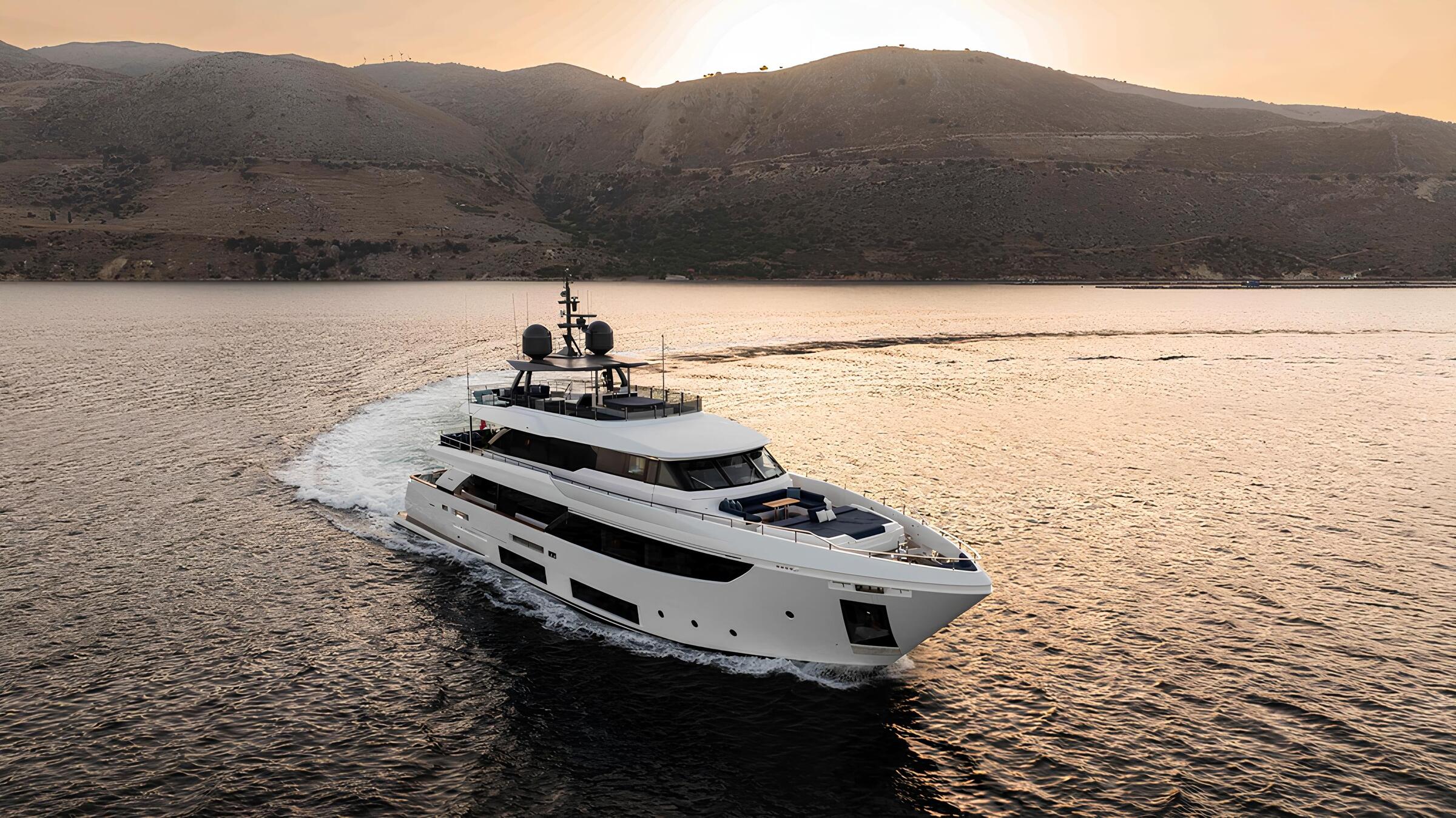 Экстерьер Custom Line Navetta 33 2022 MY RENEWAL 3/Exterior Custom Line Navetta 33 2022 MY RENEWAL 3