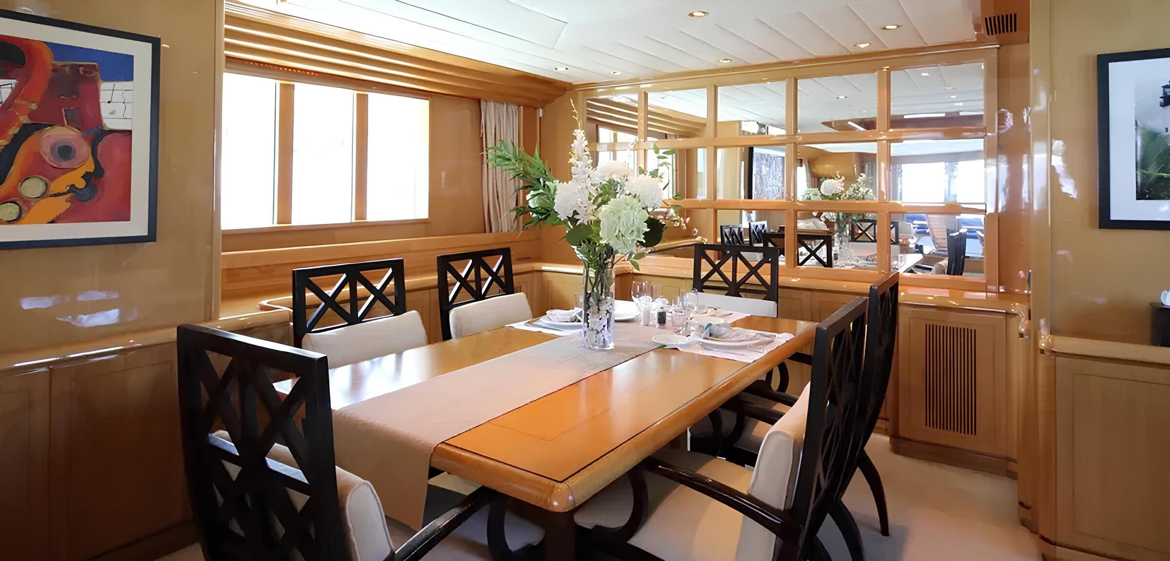 Обеденная зона в главном салоне/Main salon dining area