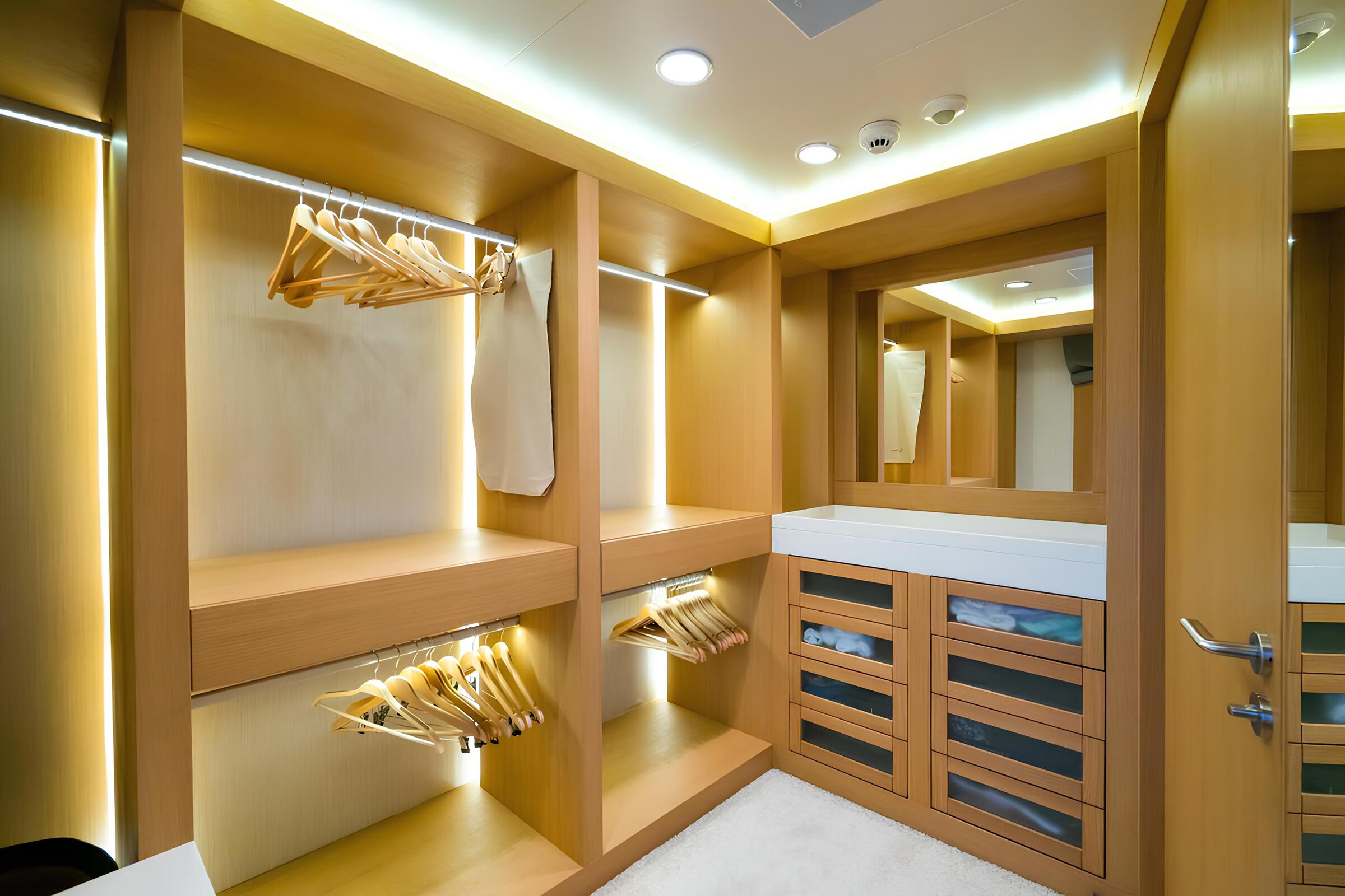 Гардеробная в мастер каюте/Master cabin dressing room