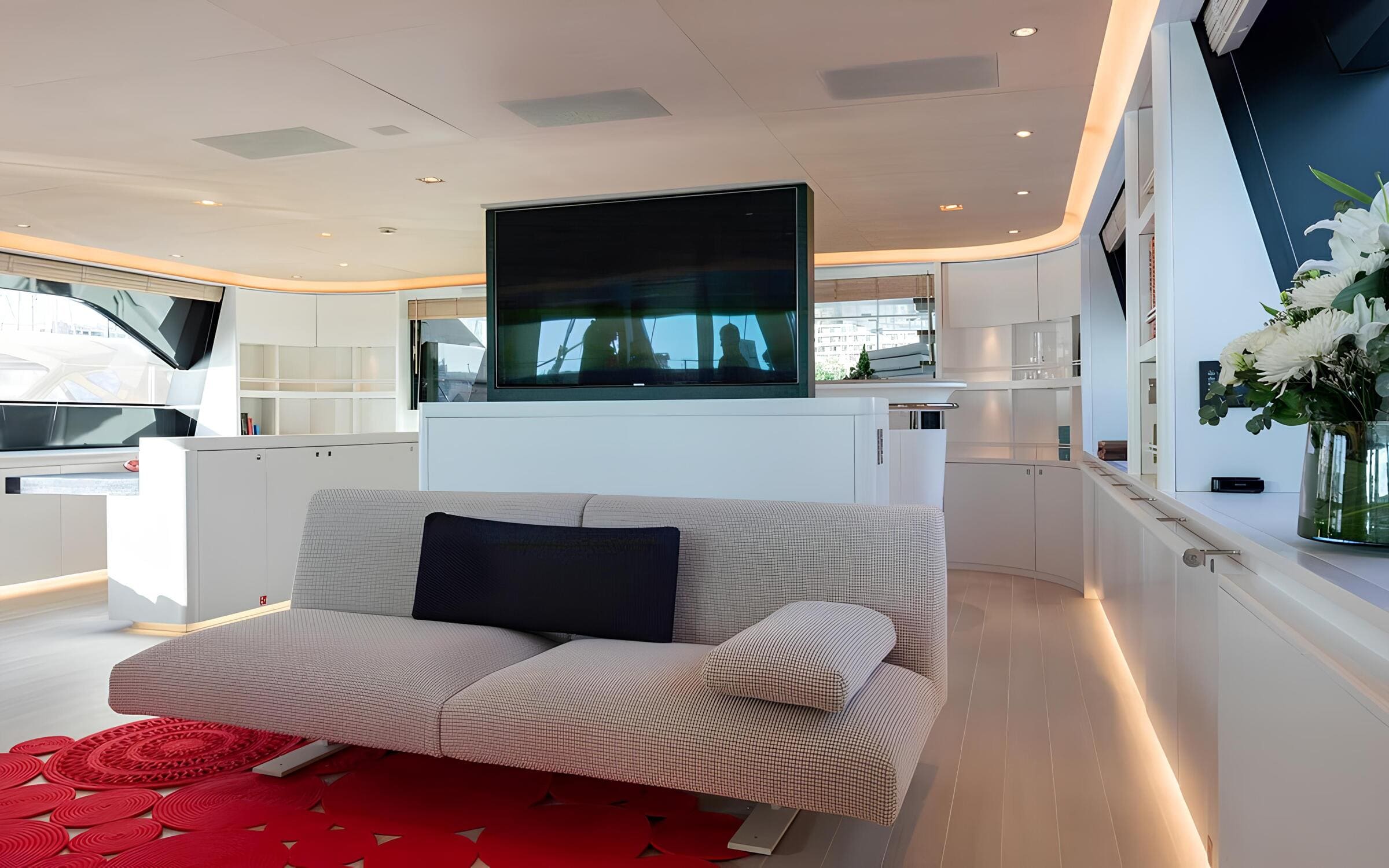 Зона отдыха в главном салоне/Main salon lounge area