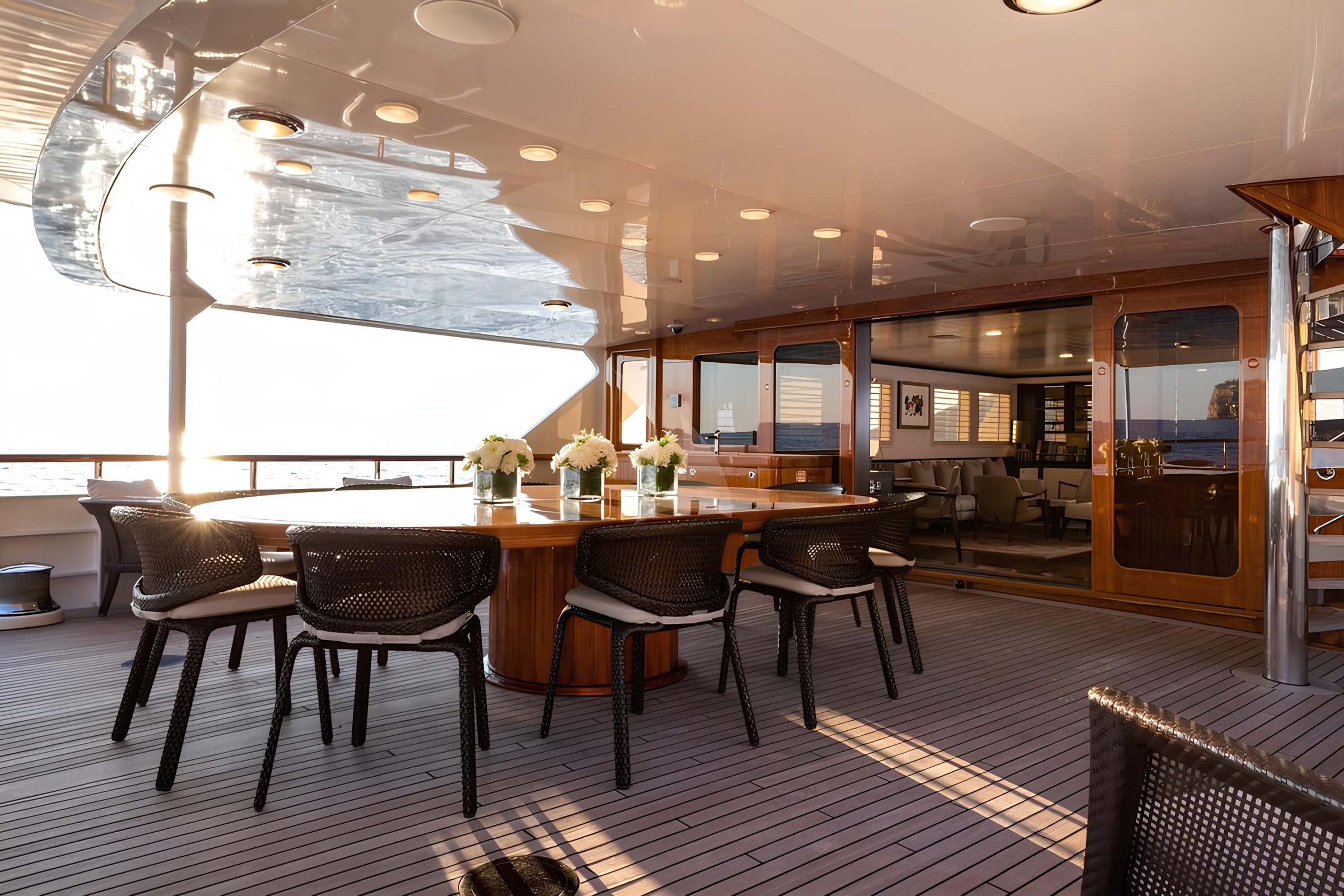 Обеденная зона на корме главной палубы/Aft main deck dining area
