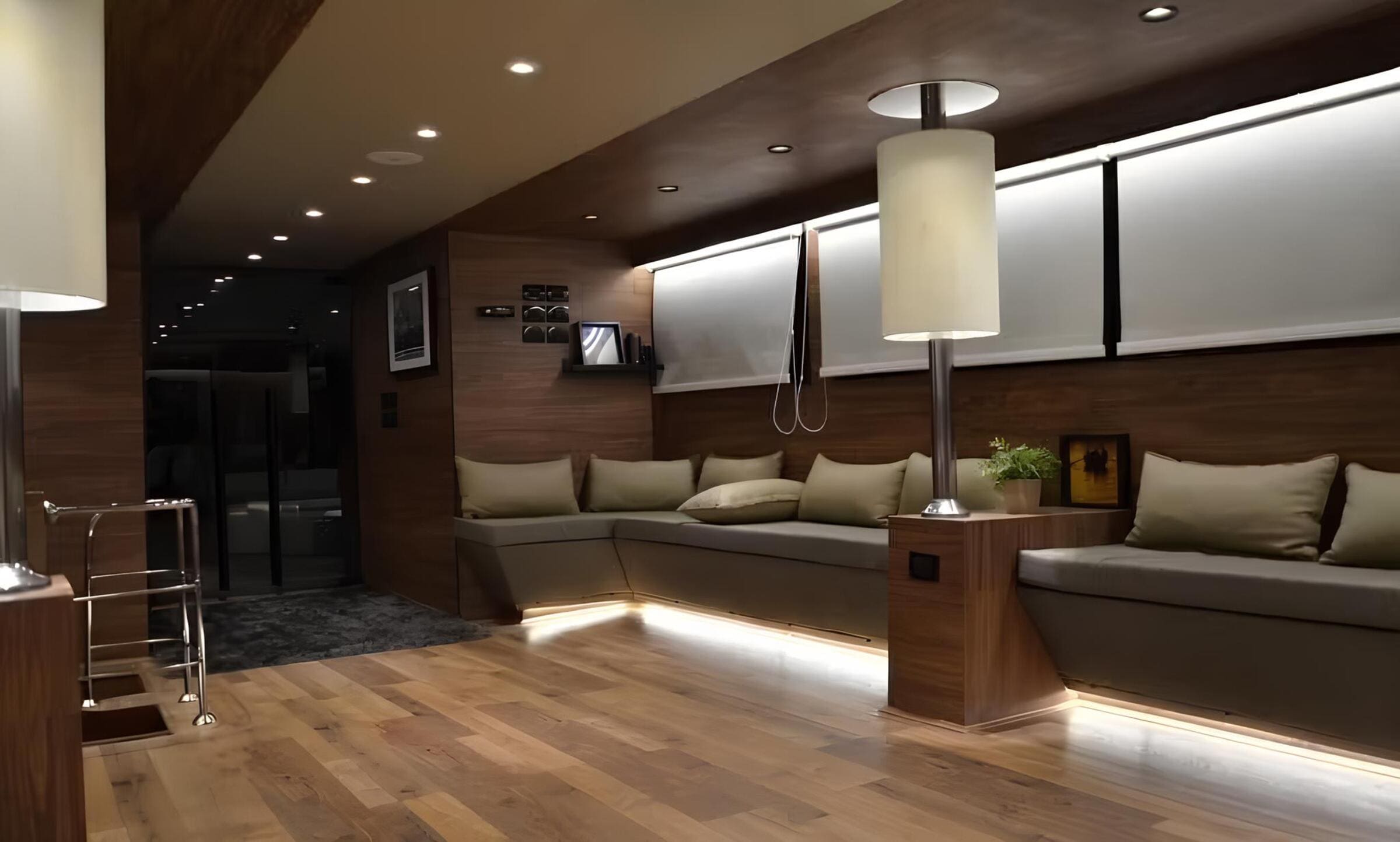 Зона отдыха в главном салоне/Main salon lounge area