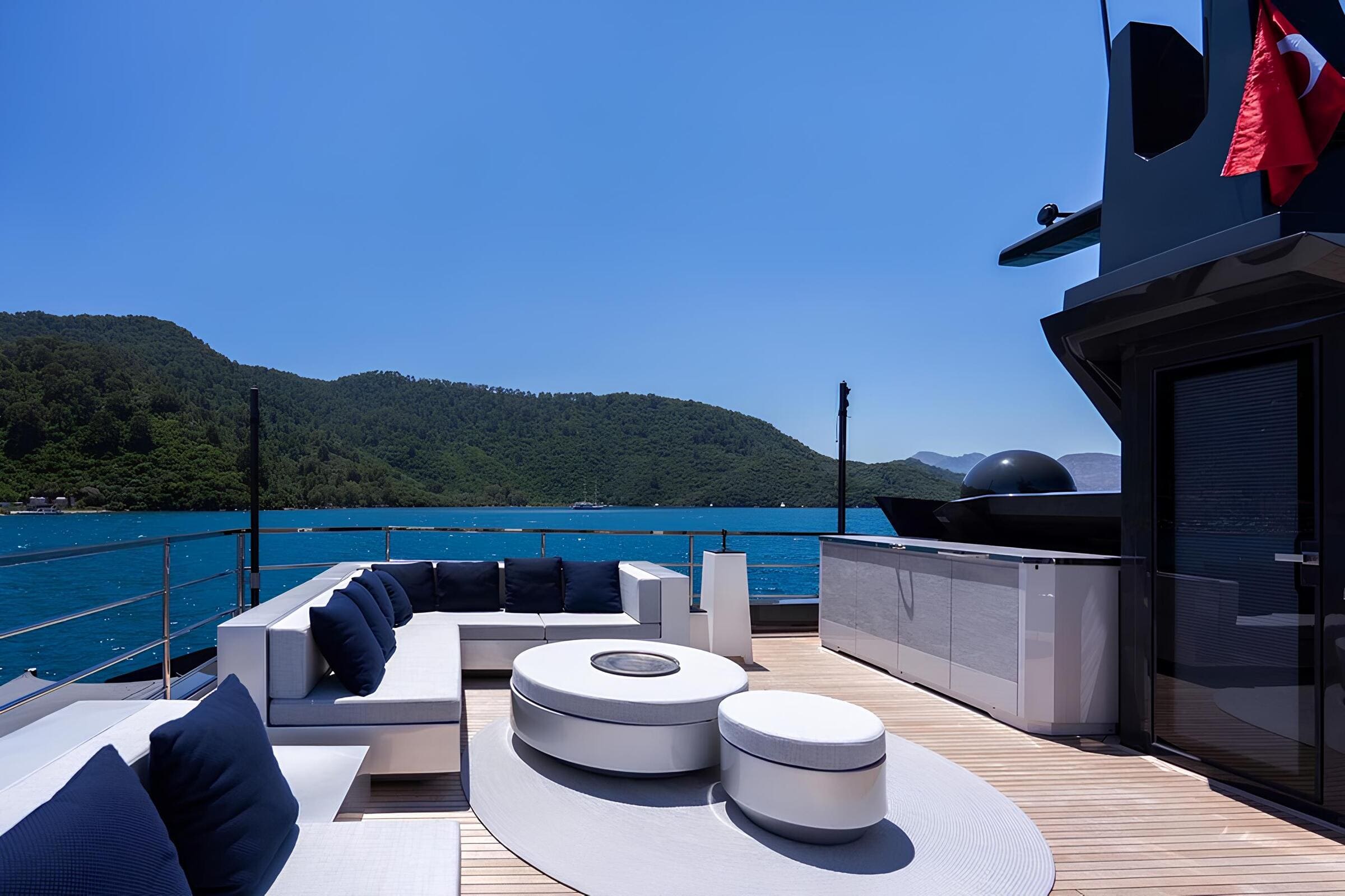 Зона отдыха на флайбридже/Flybridge lounge area